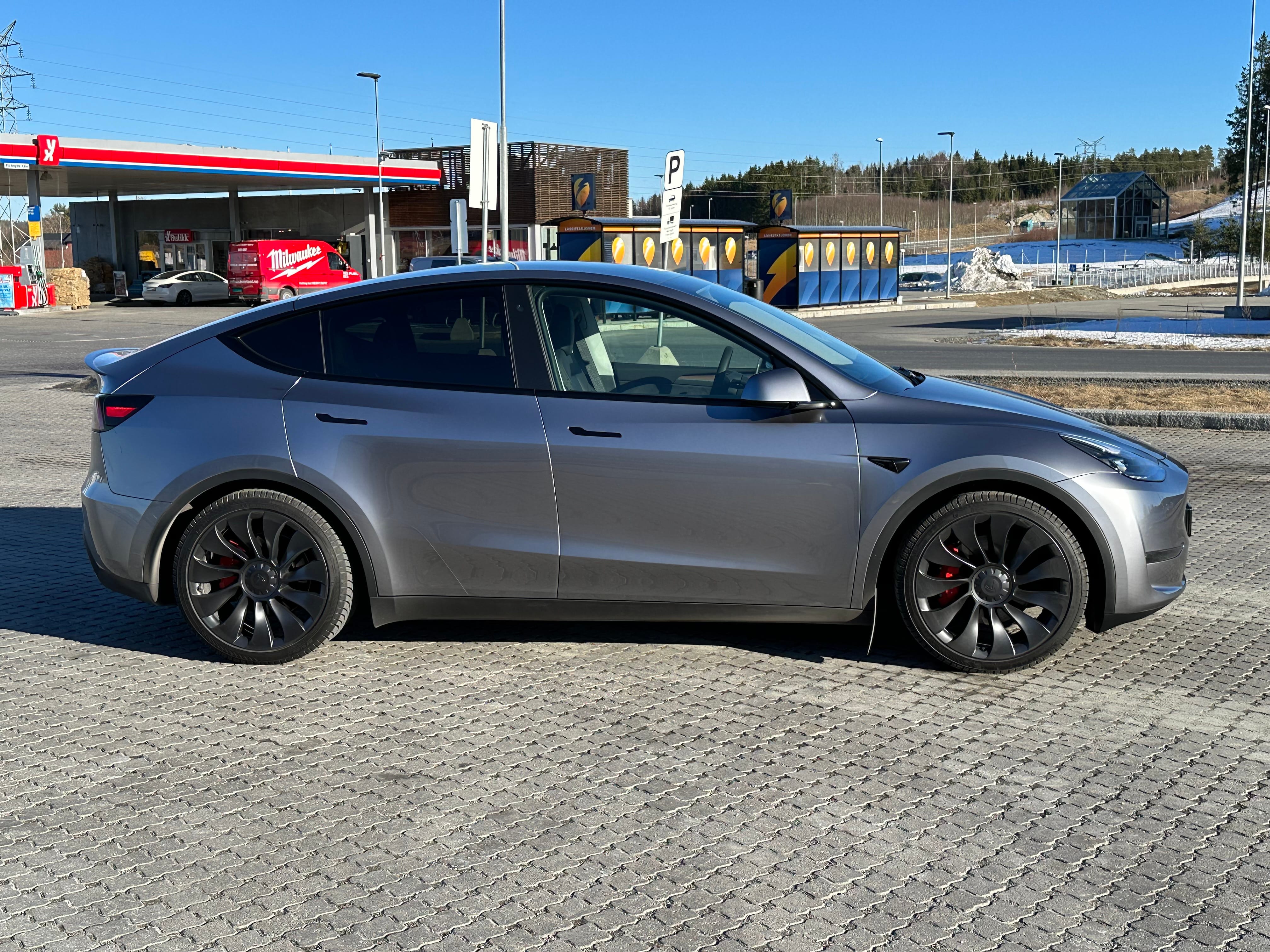 Tesla Model Y Performance med Aircondition