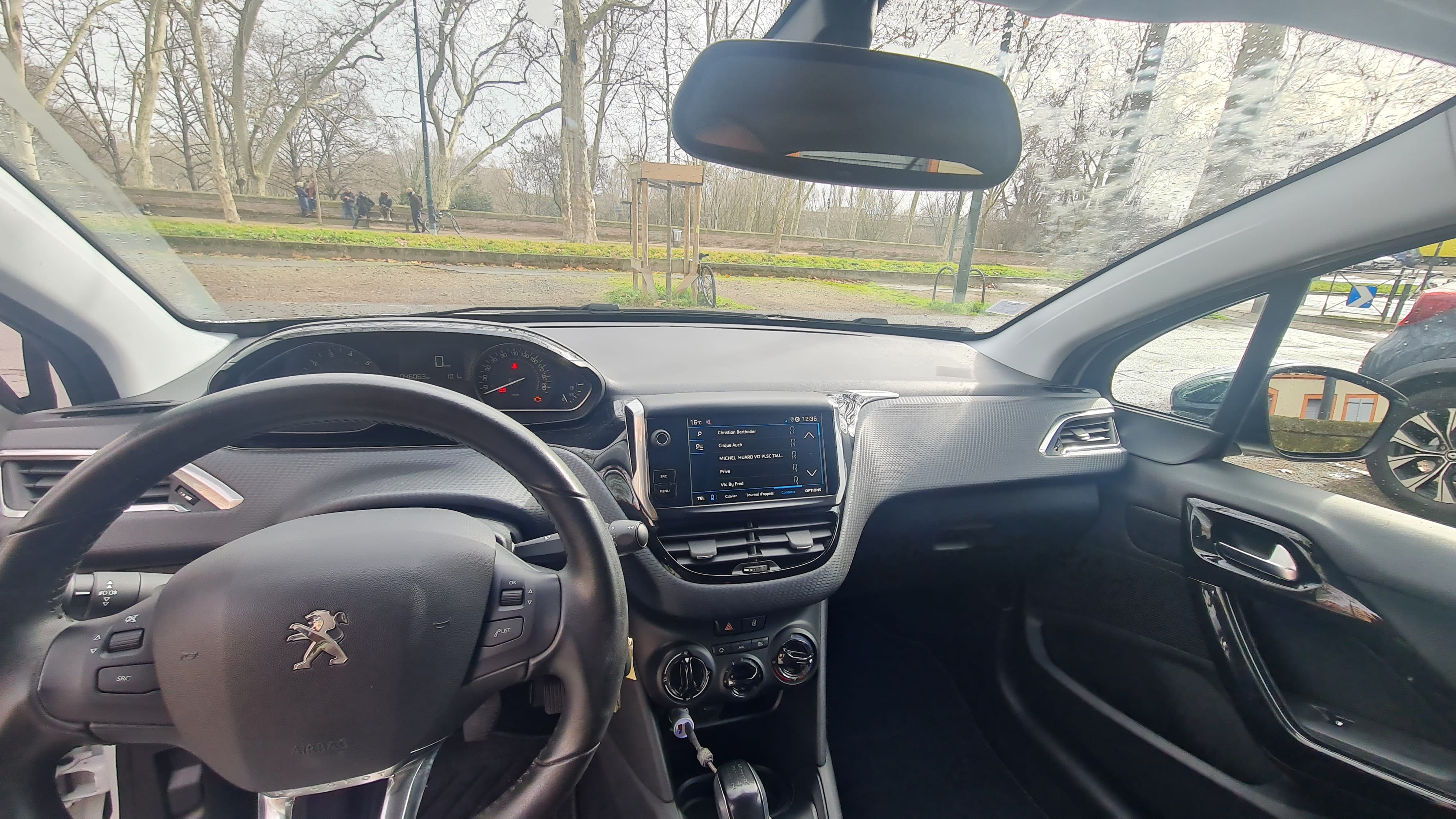 Peugeot 208 1.2L ESSENCE