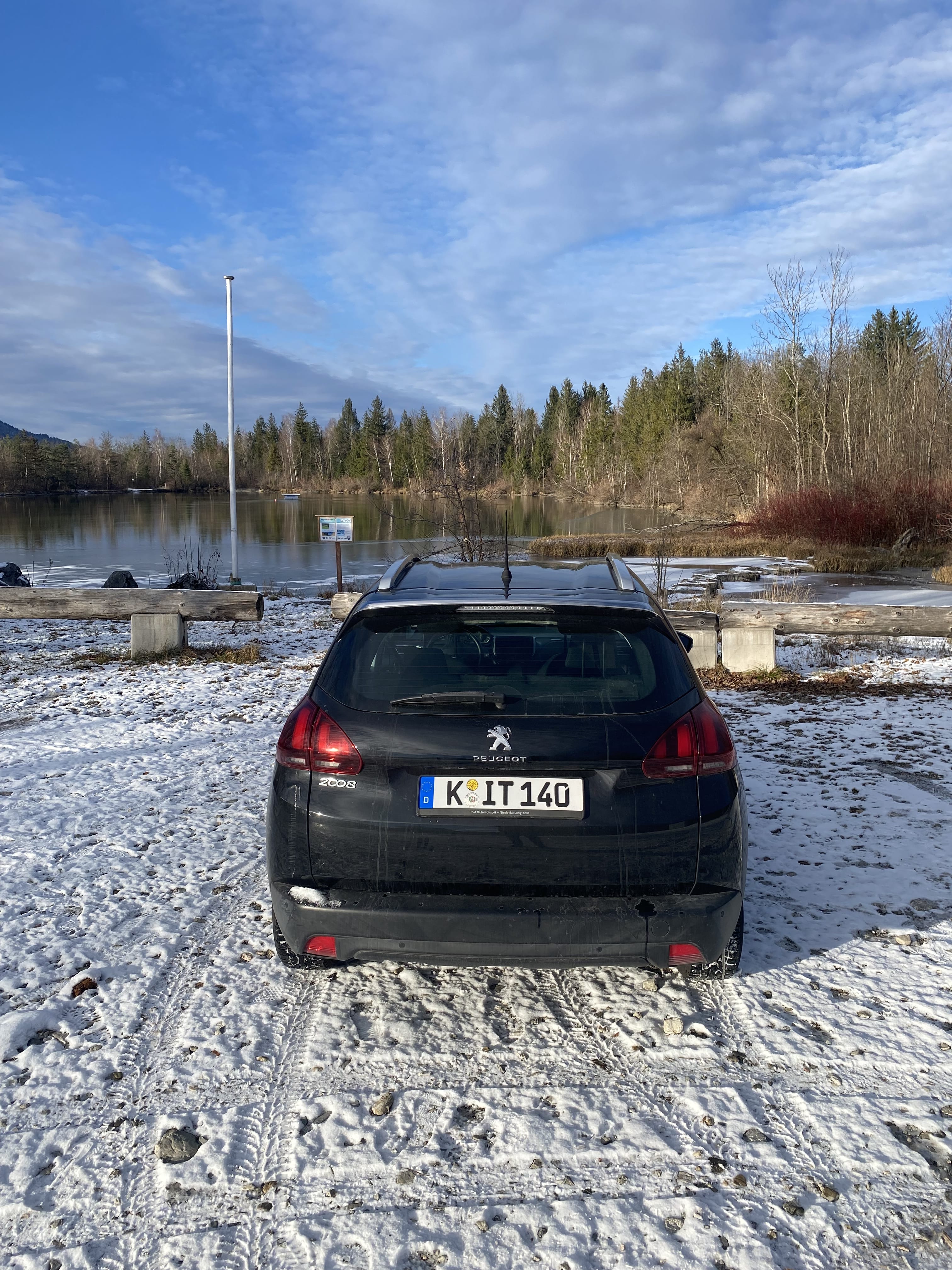 Peugeot 2008 mit Kindersitz