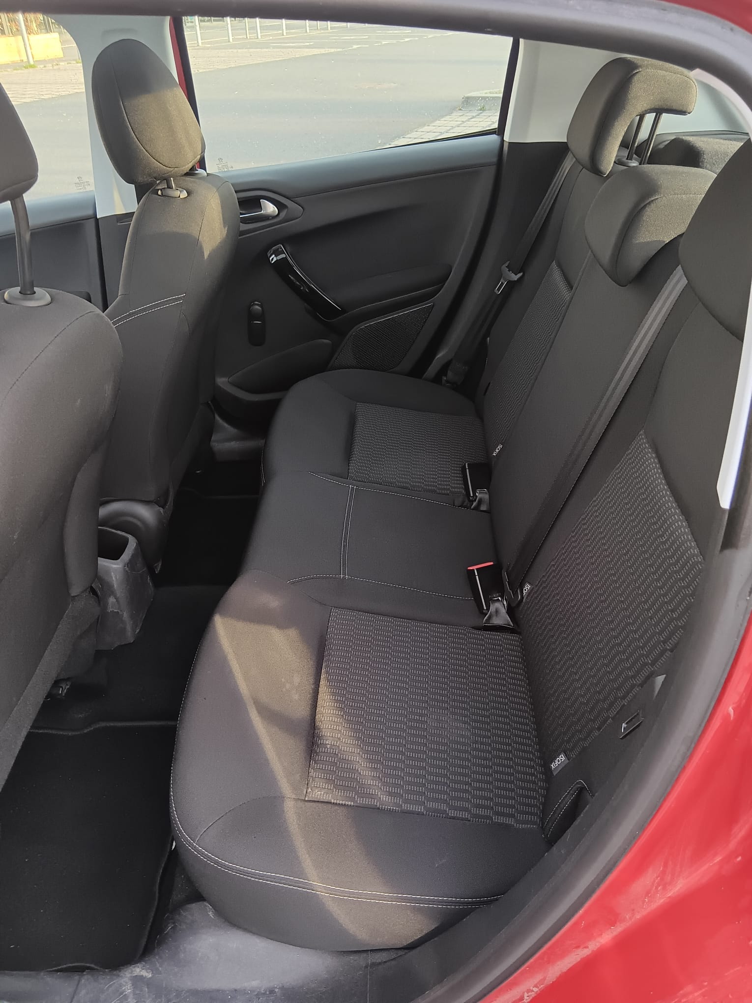 Peugeot 208 avec Siège bébé