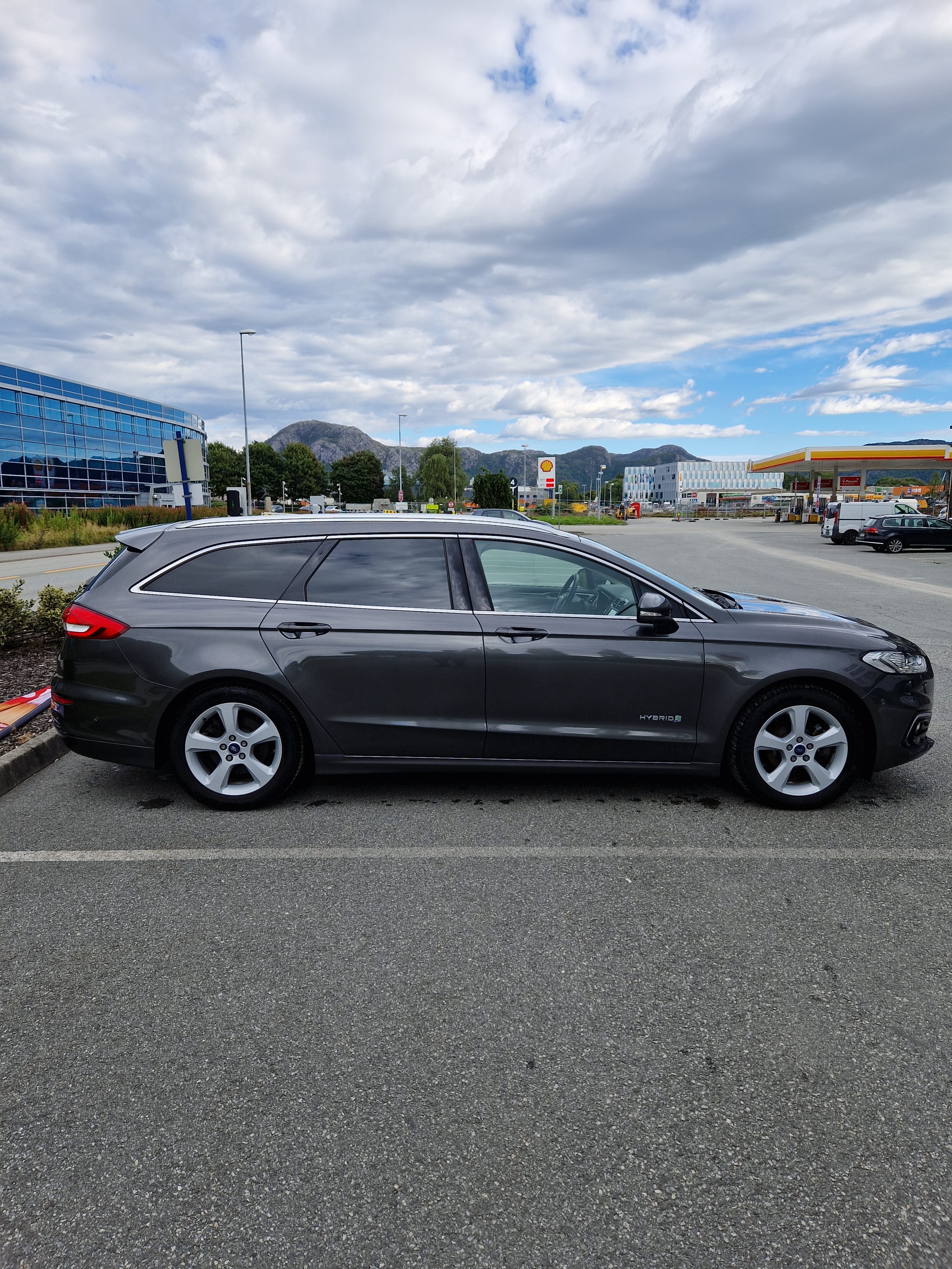 Ford Mondeo Kombi Hybrid with Air conditioning