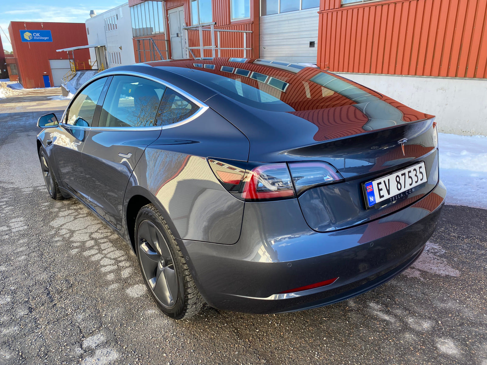 Tesla Model 3 mit Navigationsgerät