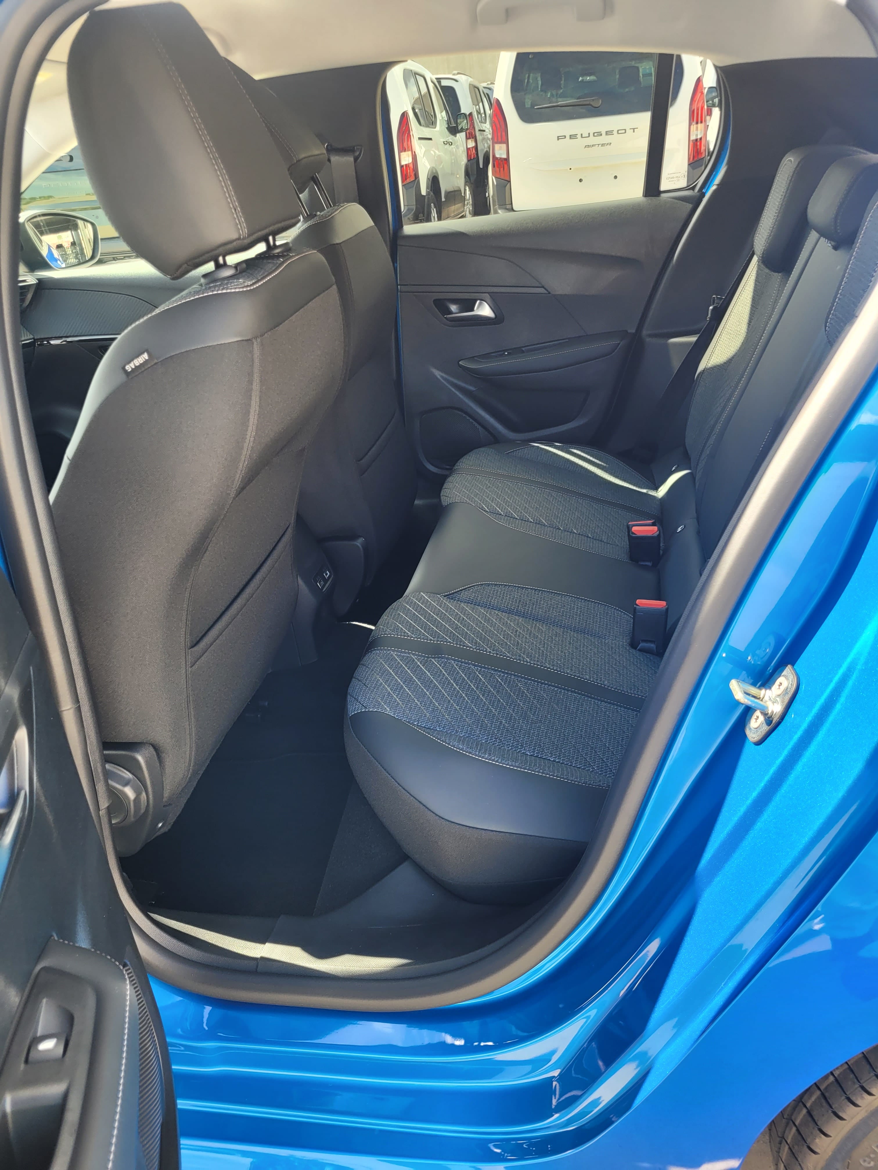 Peugeot 208 con Silla infantil