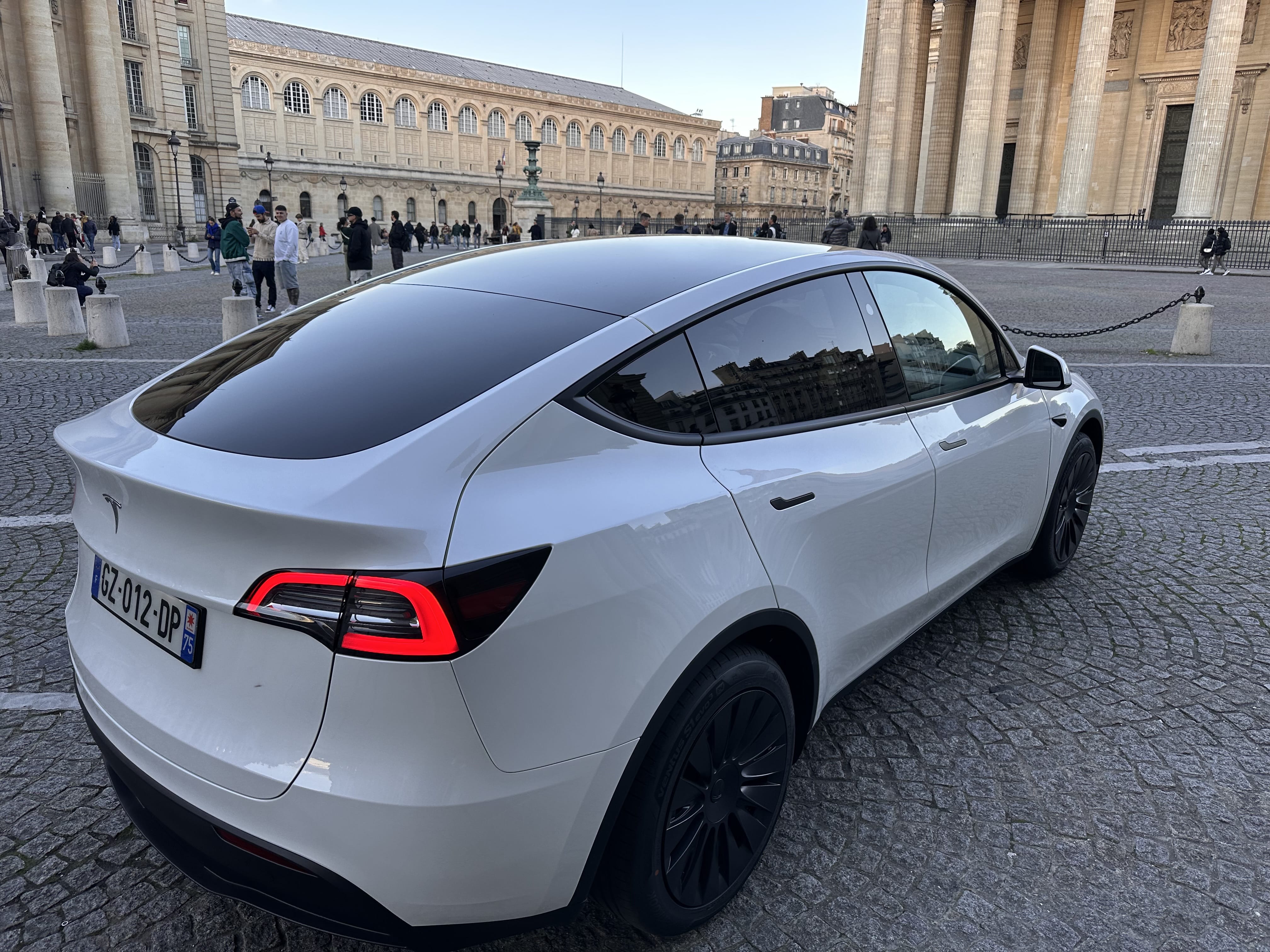 Tesla Model Y avec GPS