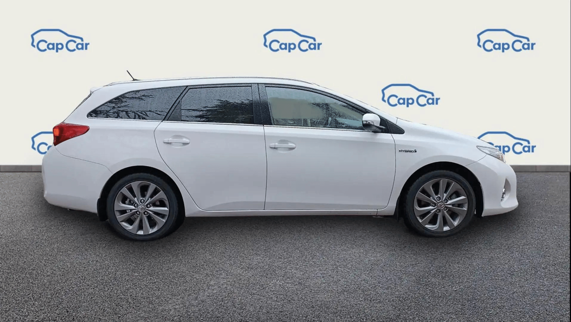 Toyota Auris, 2015, Essence 95 / Électrique (hybride), automatique