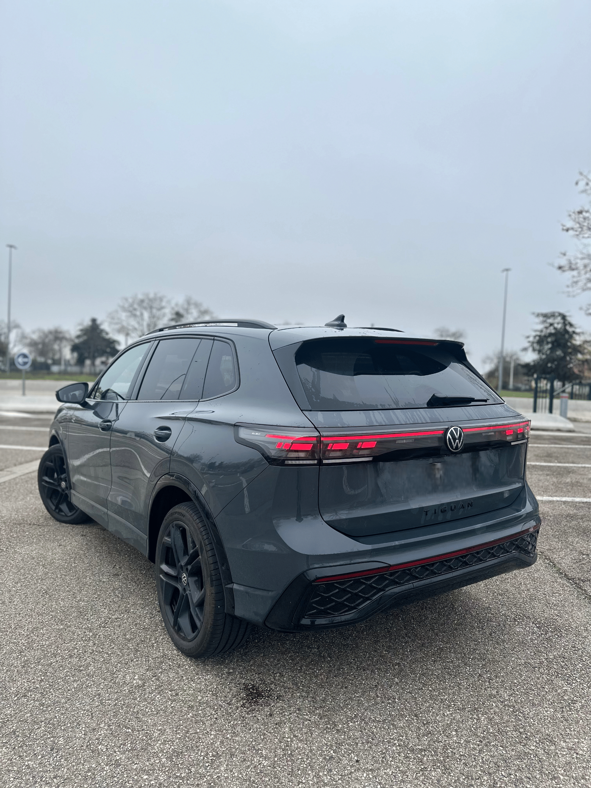 Volkswagen Tiguan SE R-LINE Black, 2025, Essence 98 / Électrique (hybride), automatique
