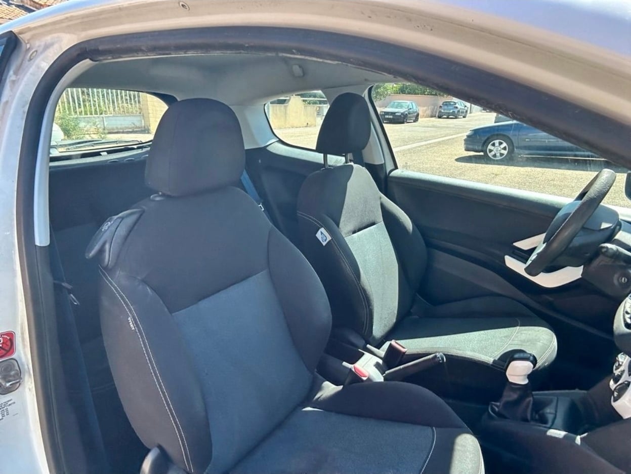 Peugeot 208 avec Autoradio