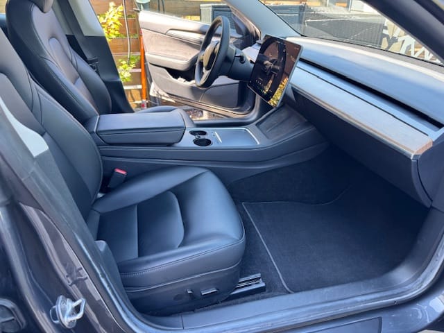 Tesla Model 3 avec Siège bébé