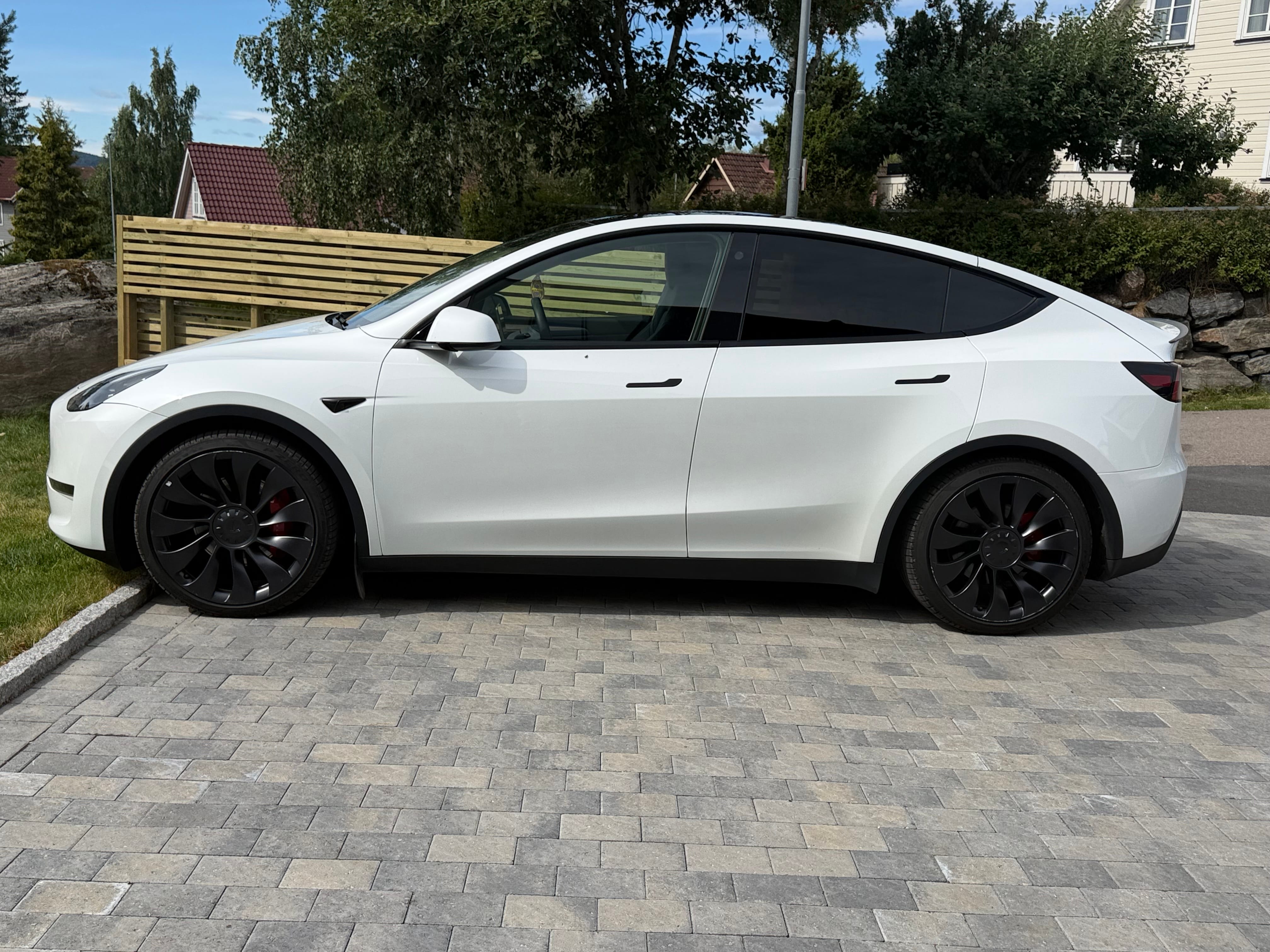 Tesla Model Y Performance med Aircondition