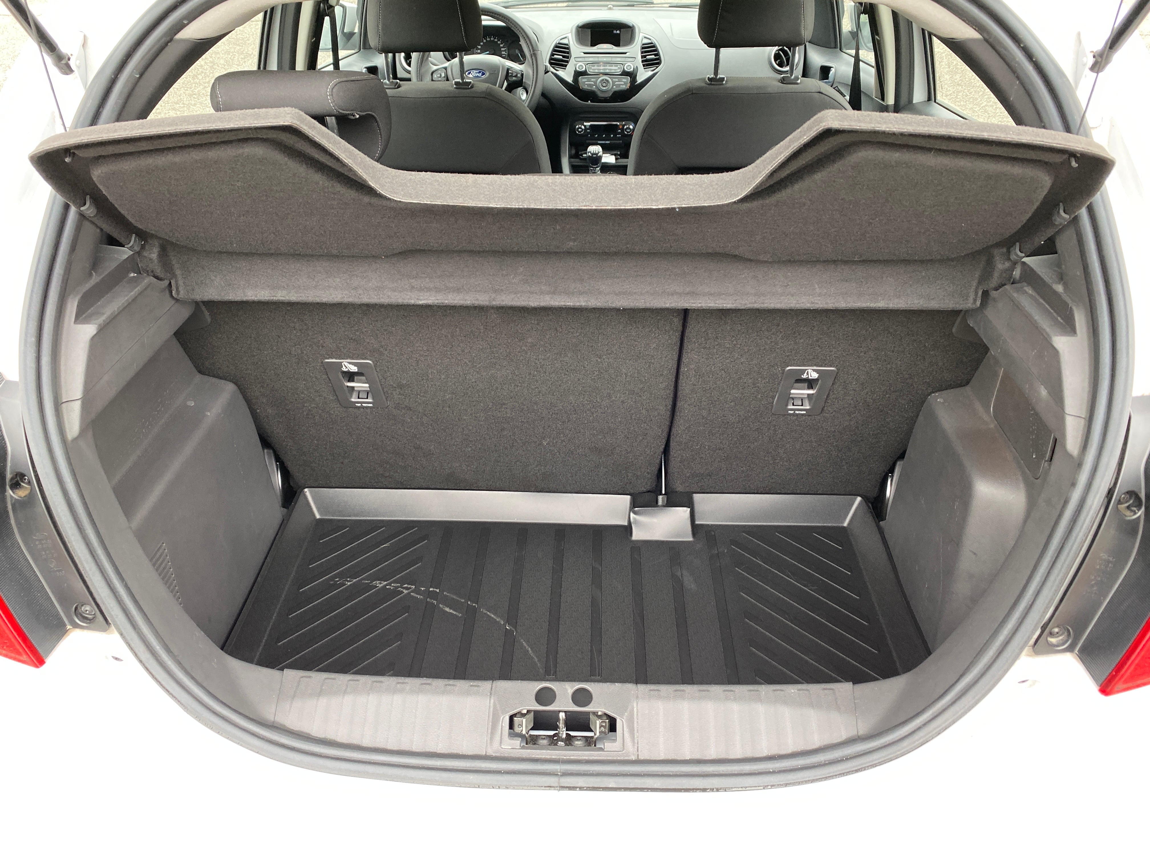 Ford KA+ avec Siège bébé