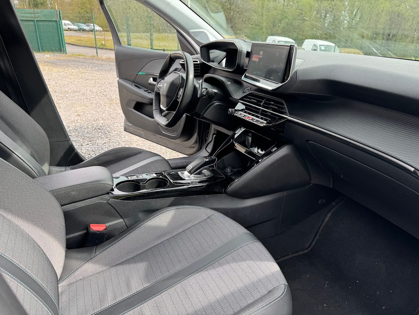 Peugeot 208 Ess BV auto FW255WP avec Apple CarPlay