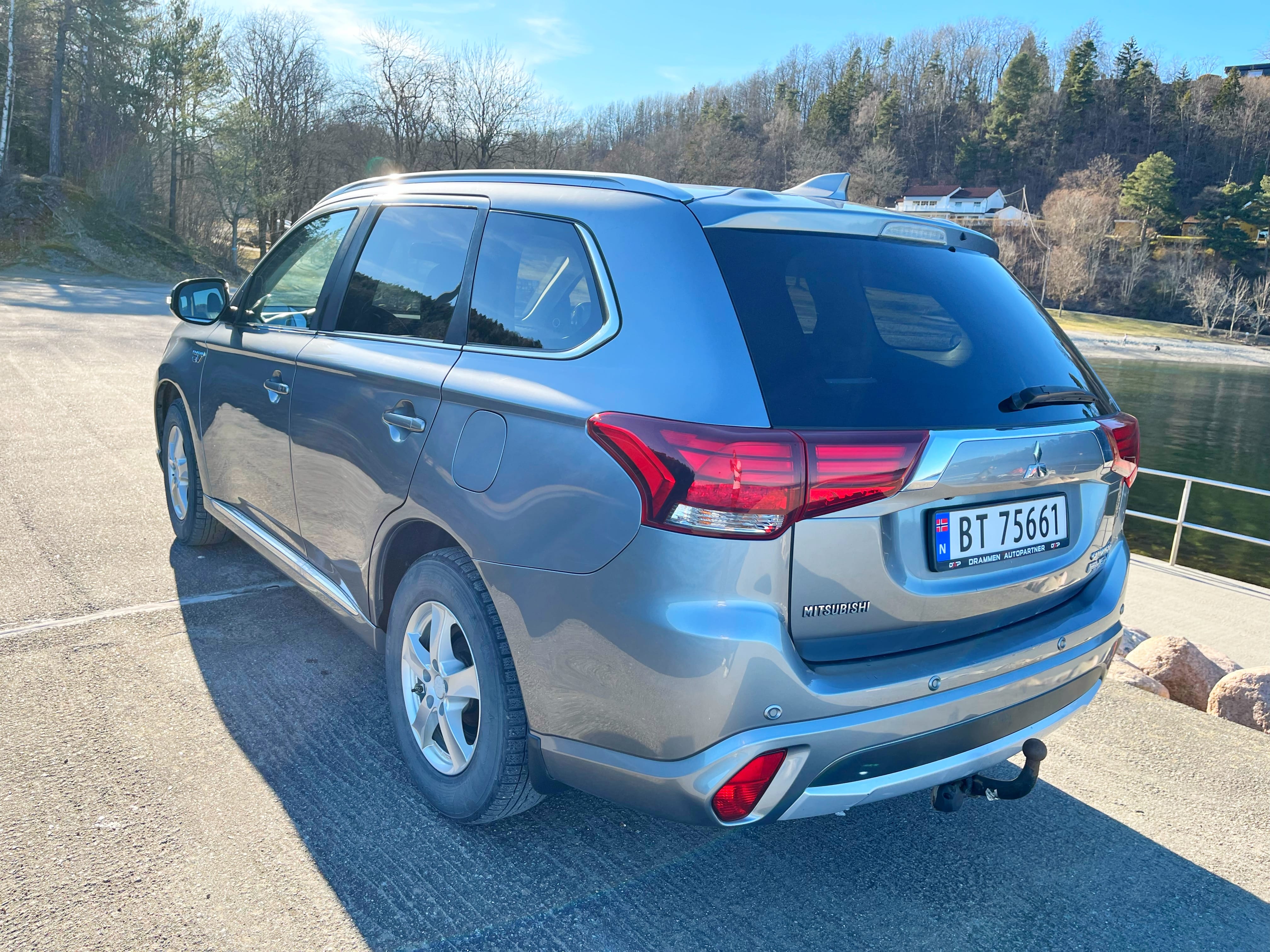 Mitsubishi Outlander Hybrid med GPS