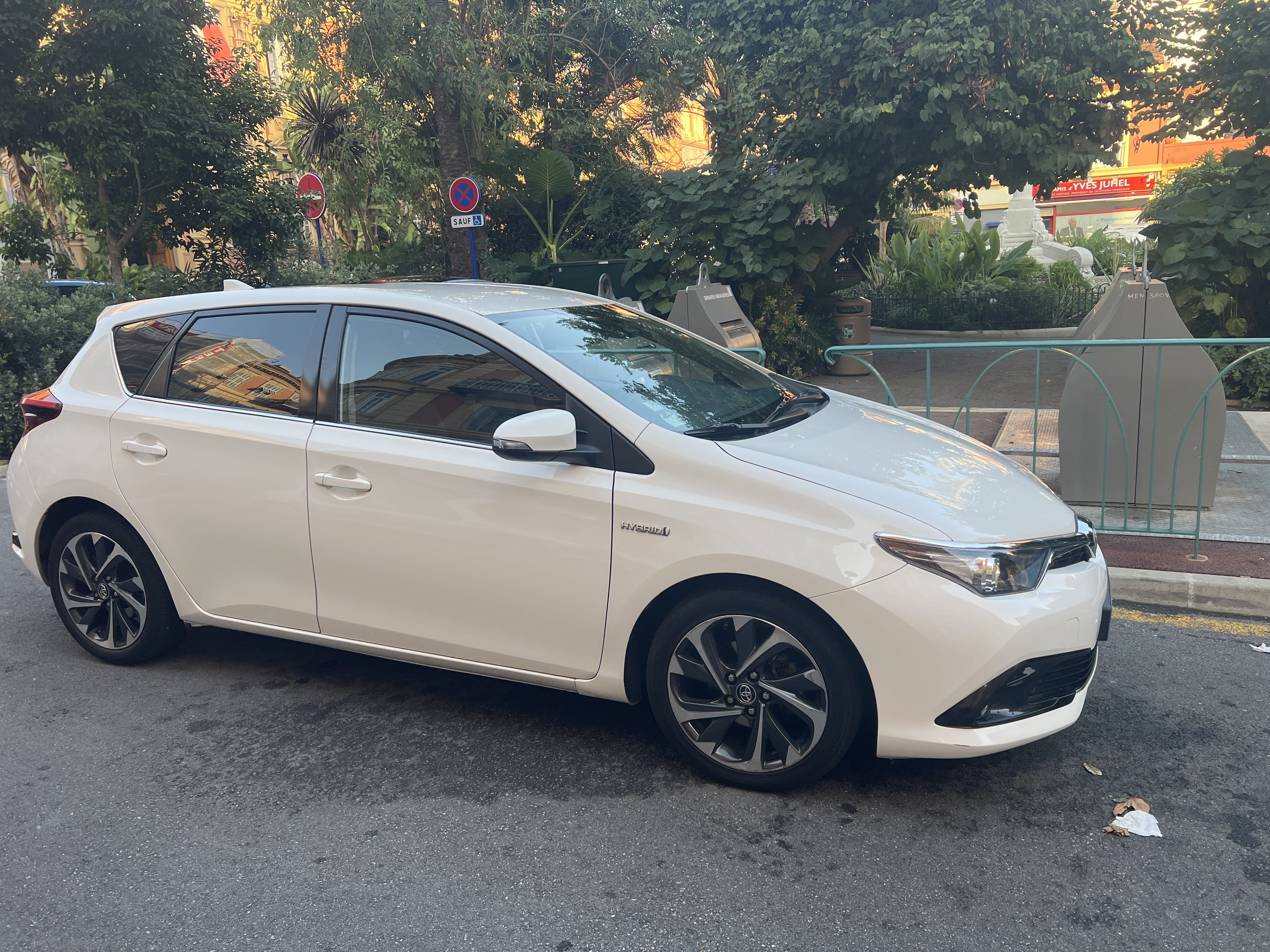 Toyota Auris 1.8 hybride avec Climatisation