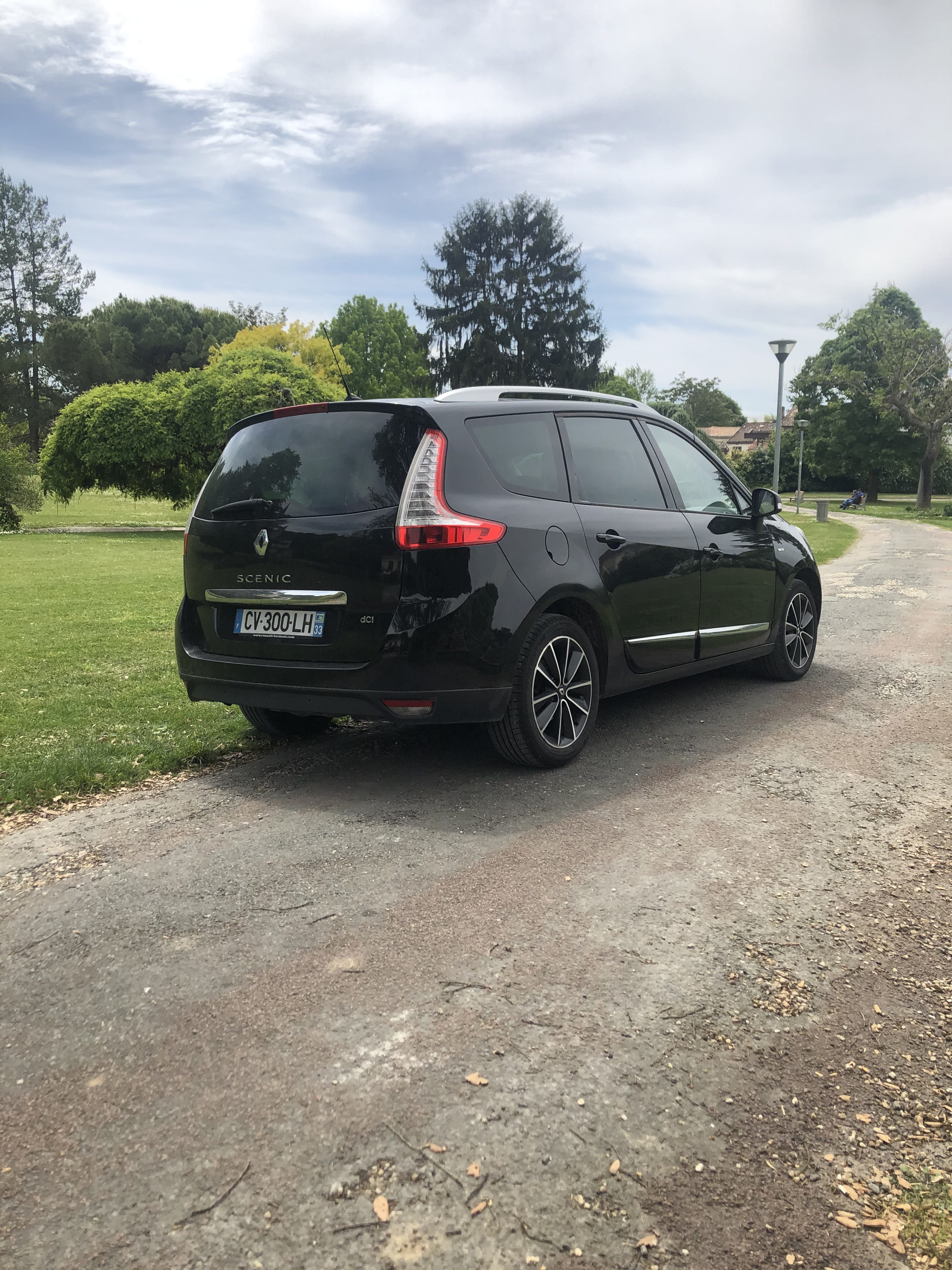 Renault Grand Scenic  Accès exclusif dans la Gare de Bordeaux - Louez le Grand Scénic 7 Places – Spacieux avec GPS