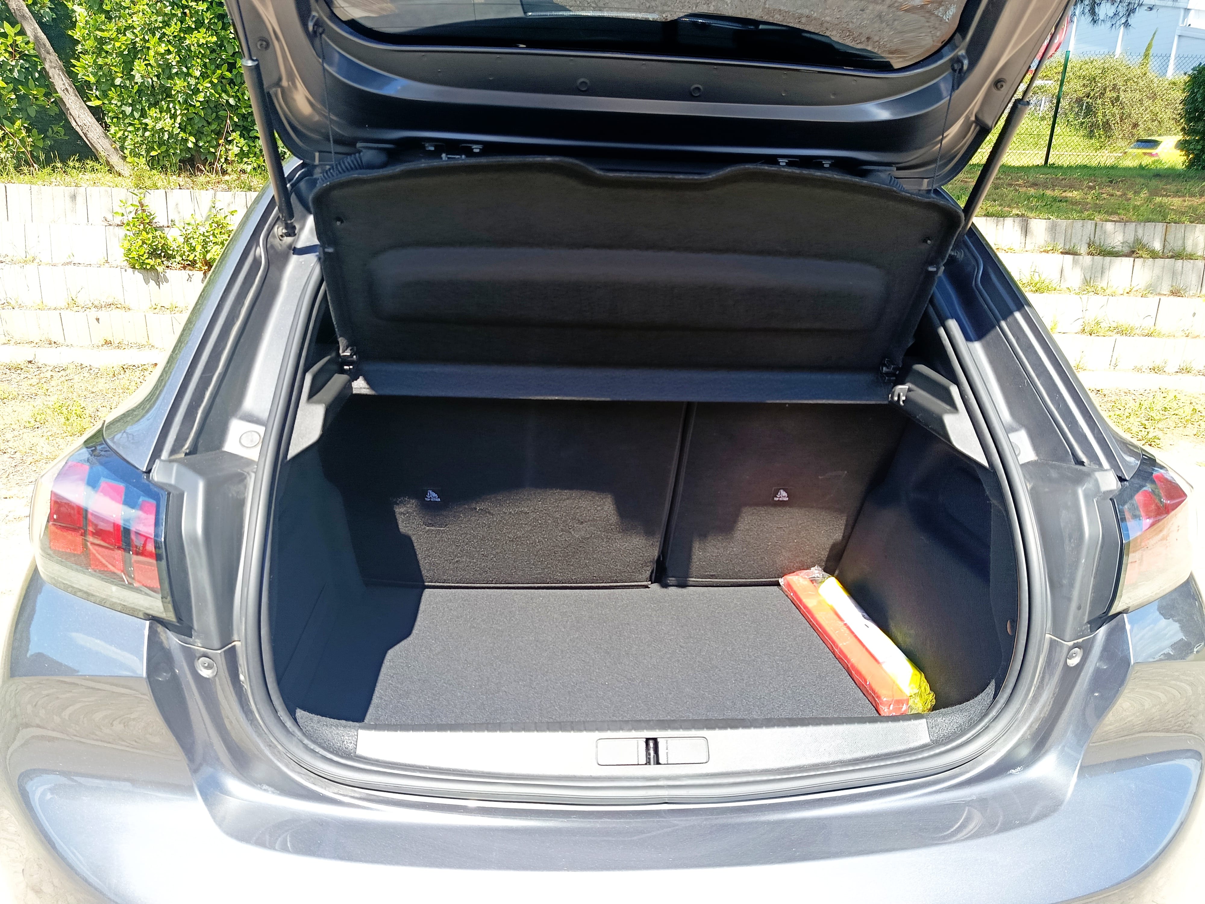 Peugeot 208 with Android Auto