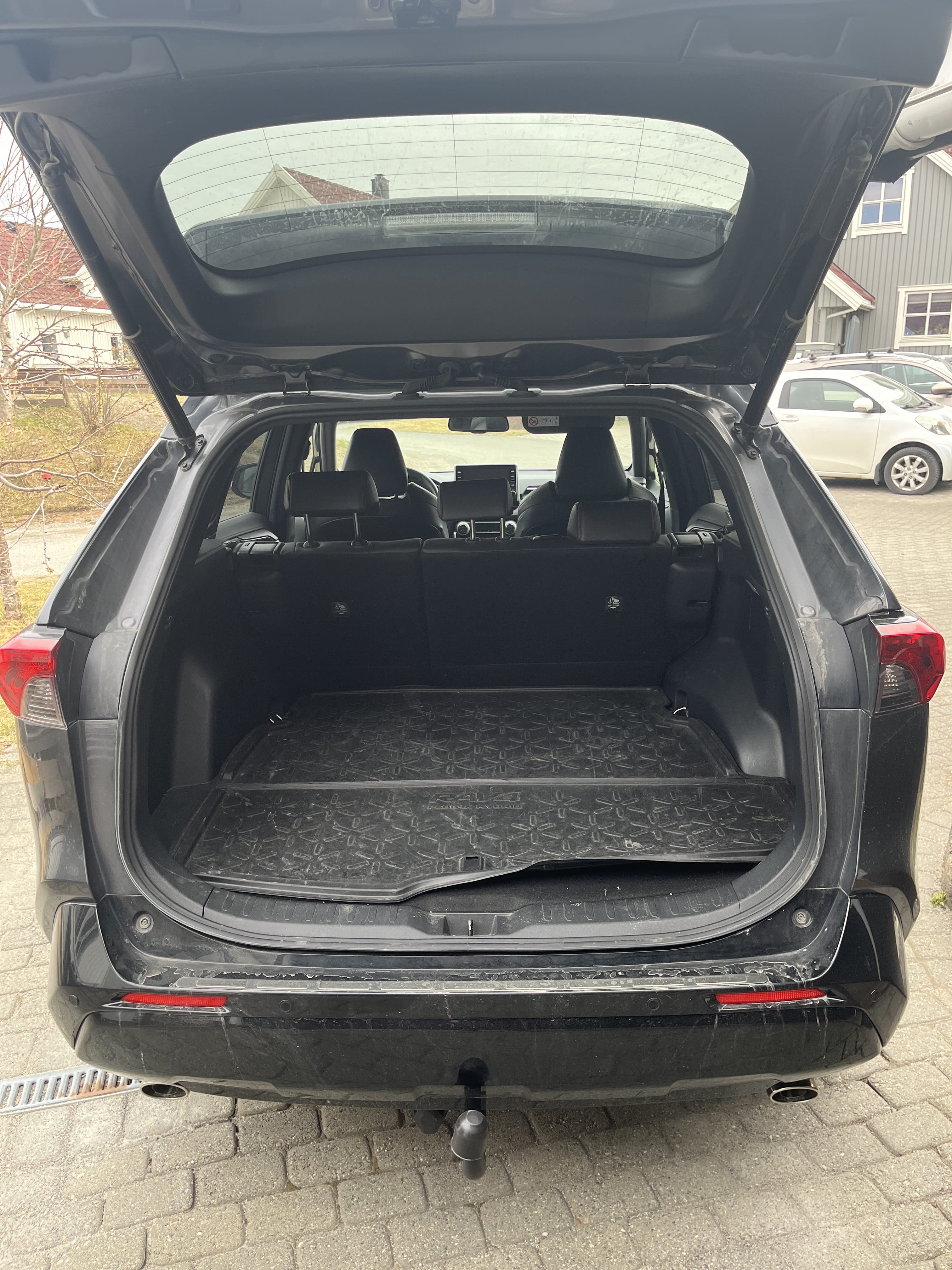 Toyota RAV 4 Hybrid with Car radio