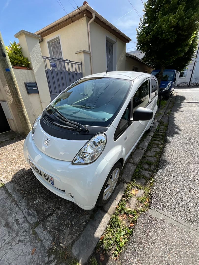 Peugeot iOn Modèle Active avec Siège bébé