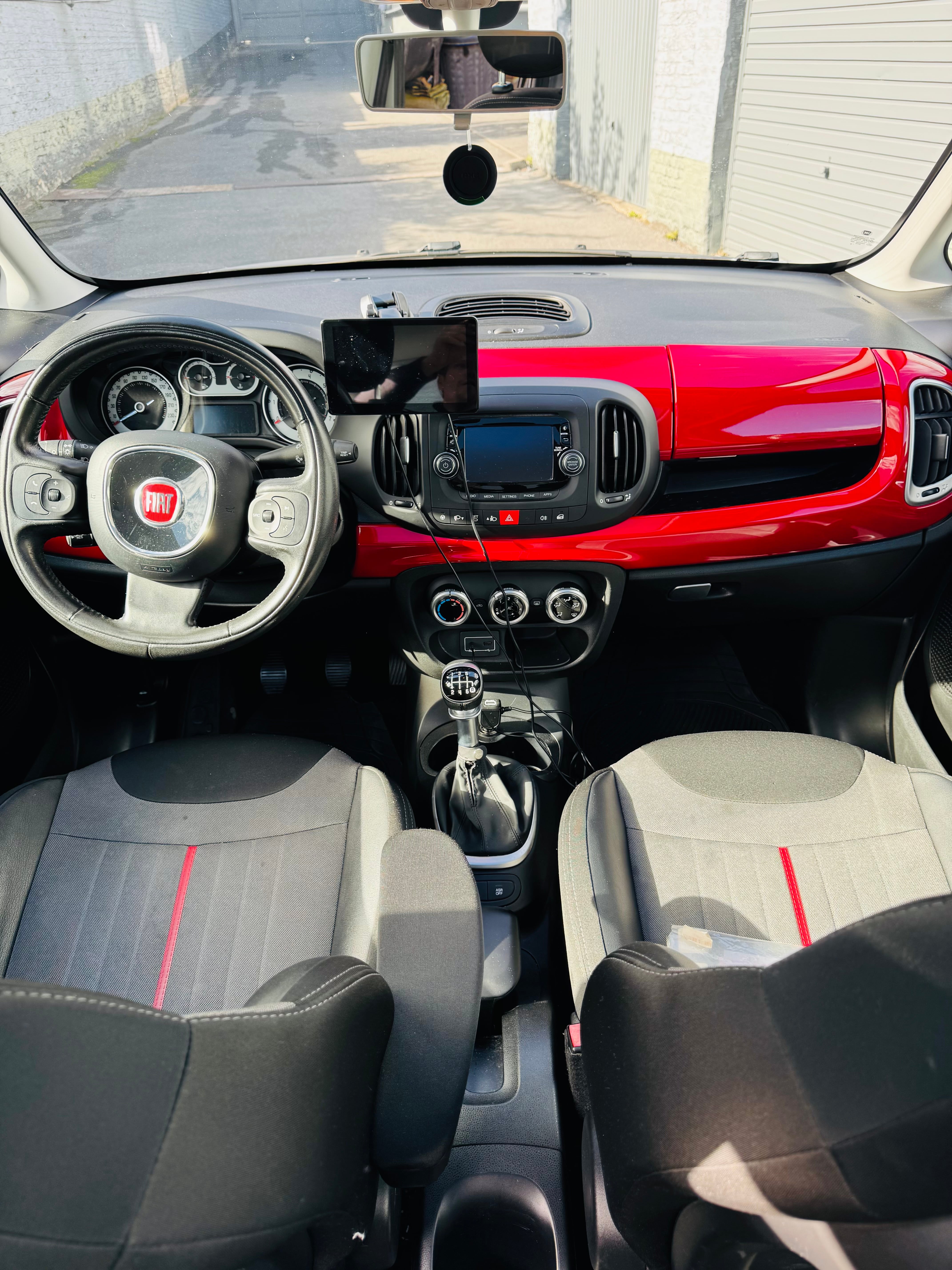 Fiat 500L 1.4 essence Charleroi Airport avec Autoradio