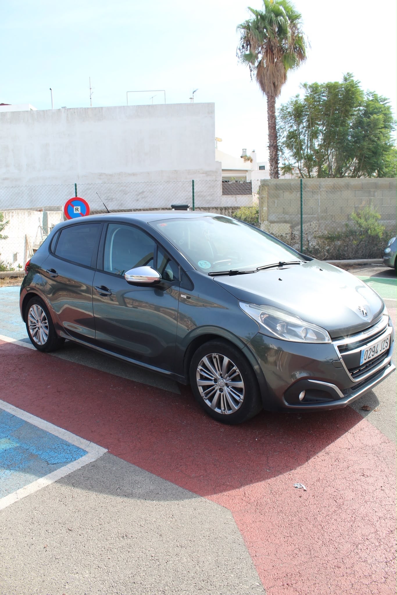 Peugeot 208 con Silla infantil