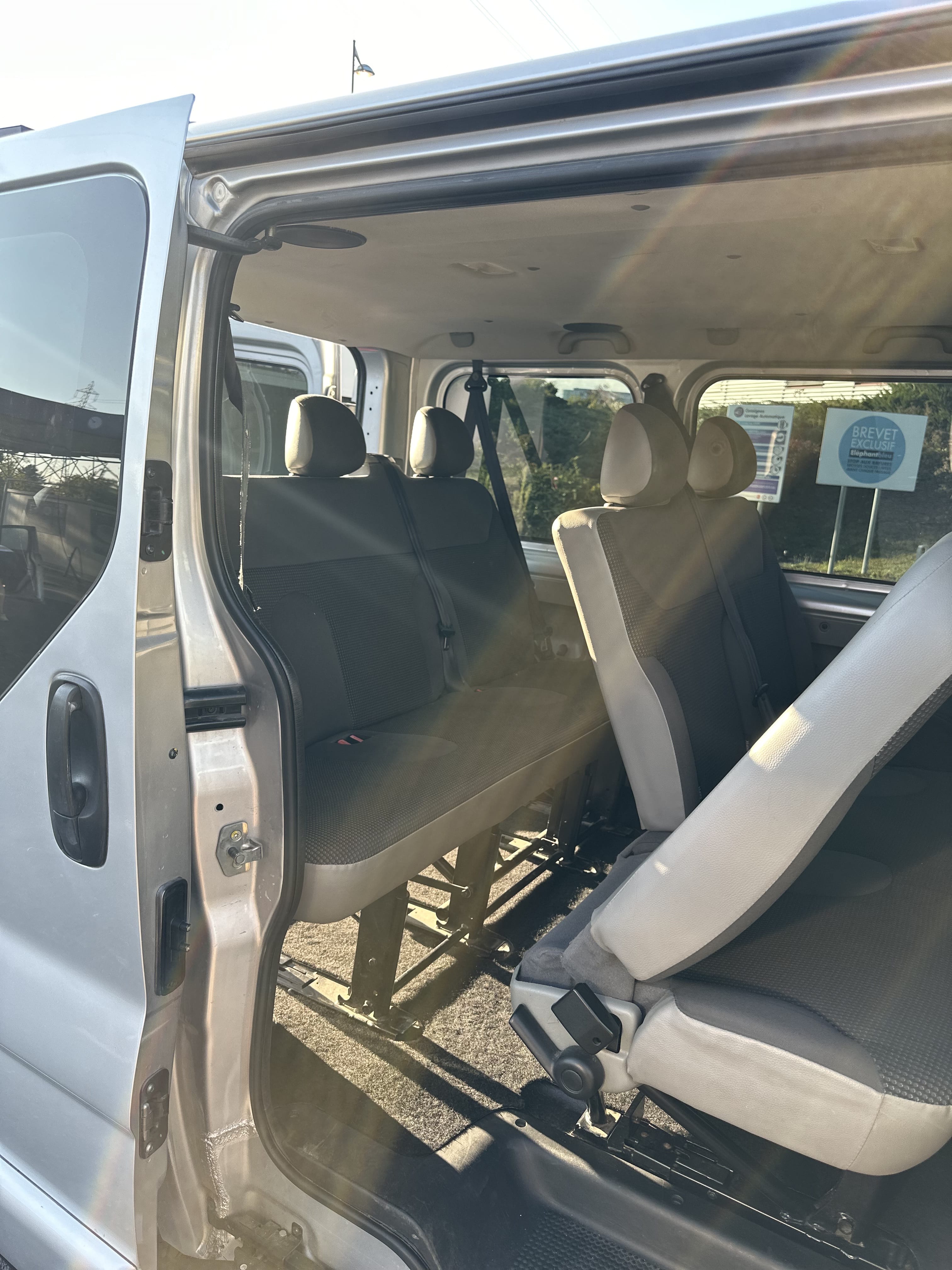 Opel Vivaro avec Siège bébé