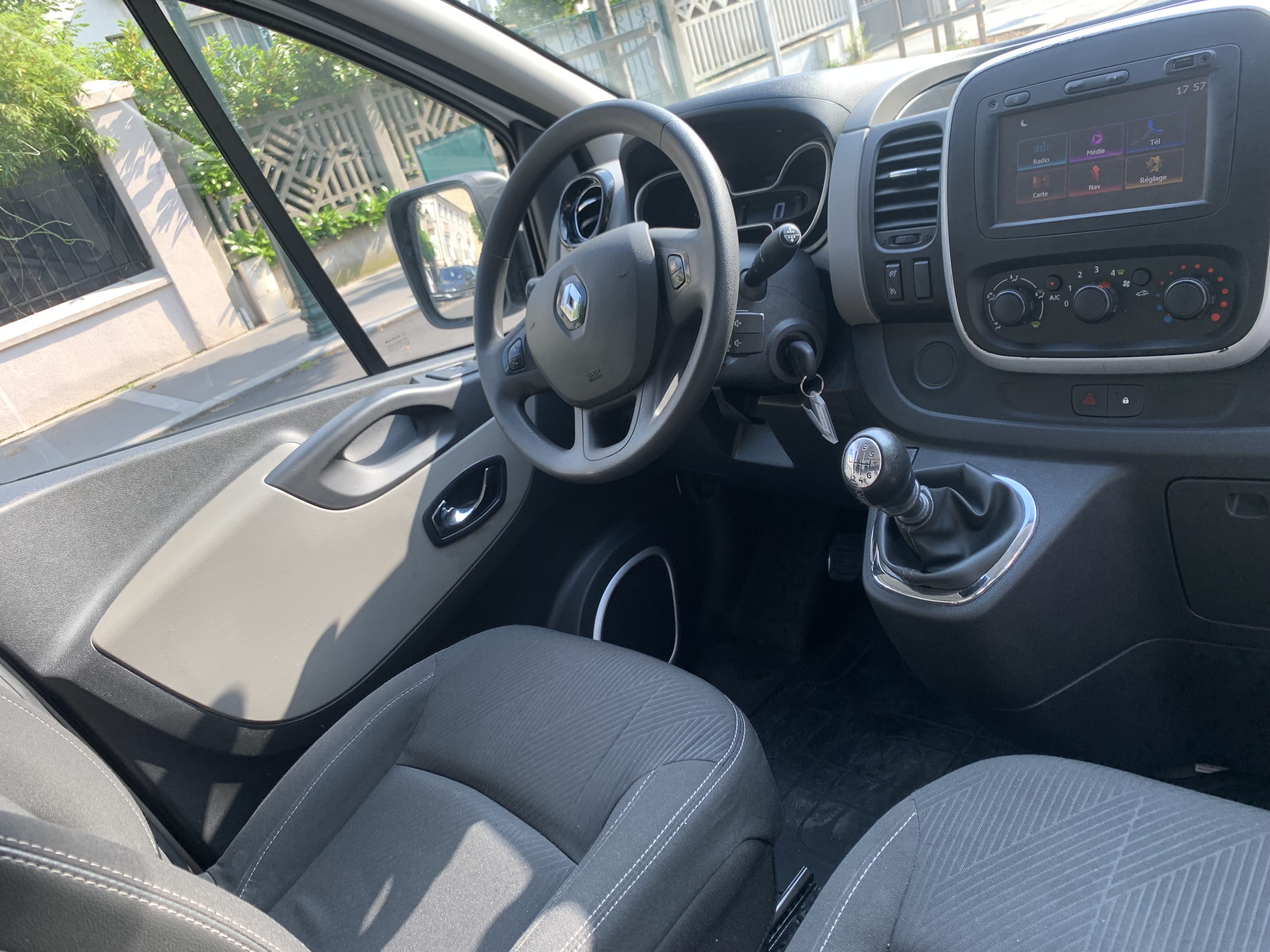 Renault Trafic 6m3 DCI 120cv Clim-Caméra recul-GPS-CarPlay - Android auto avec diable avec Android Auto
