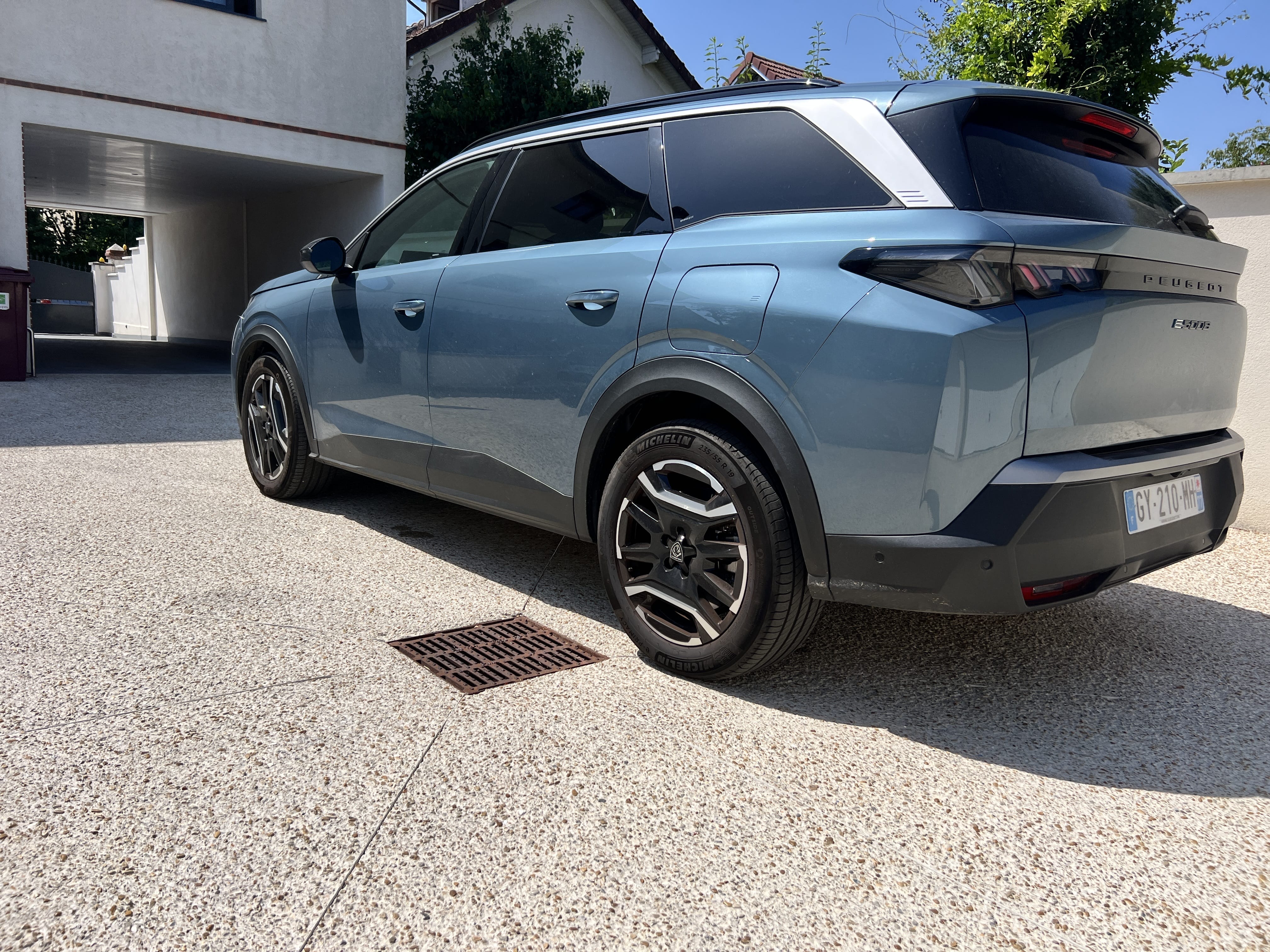 Peugeot e-5008 Allure • 7 places avec Caméra de recul