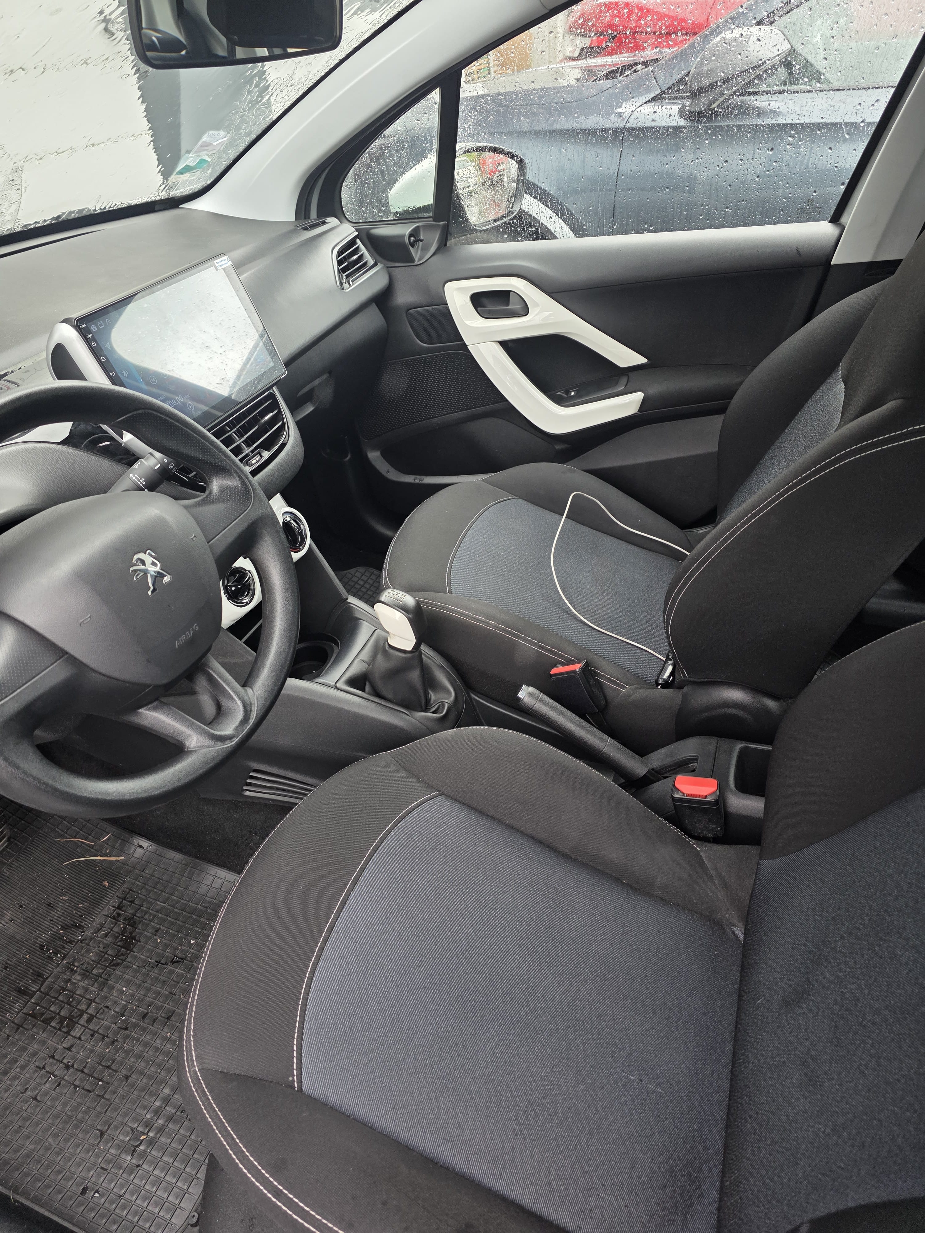 Peugeot 208 avec Apple CarPlay