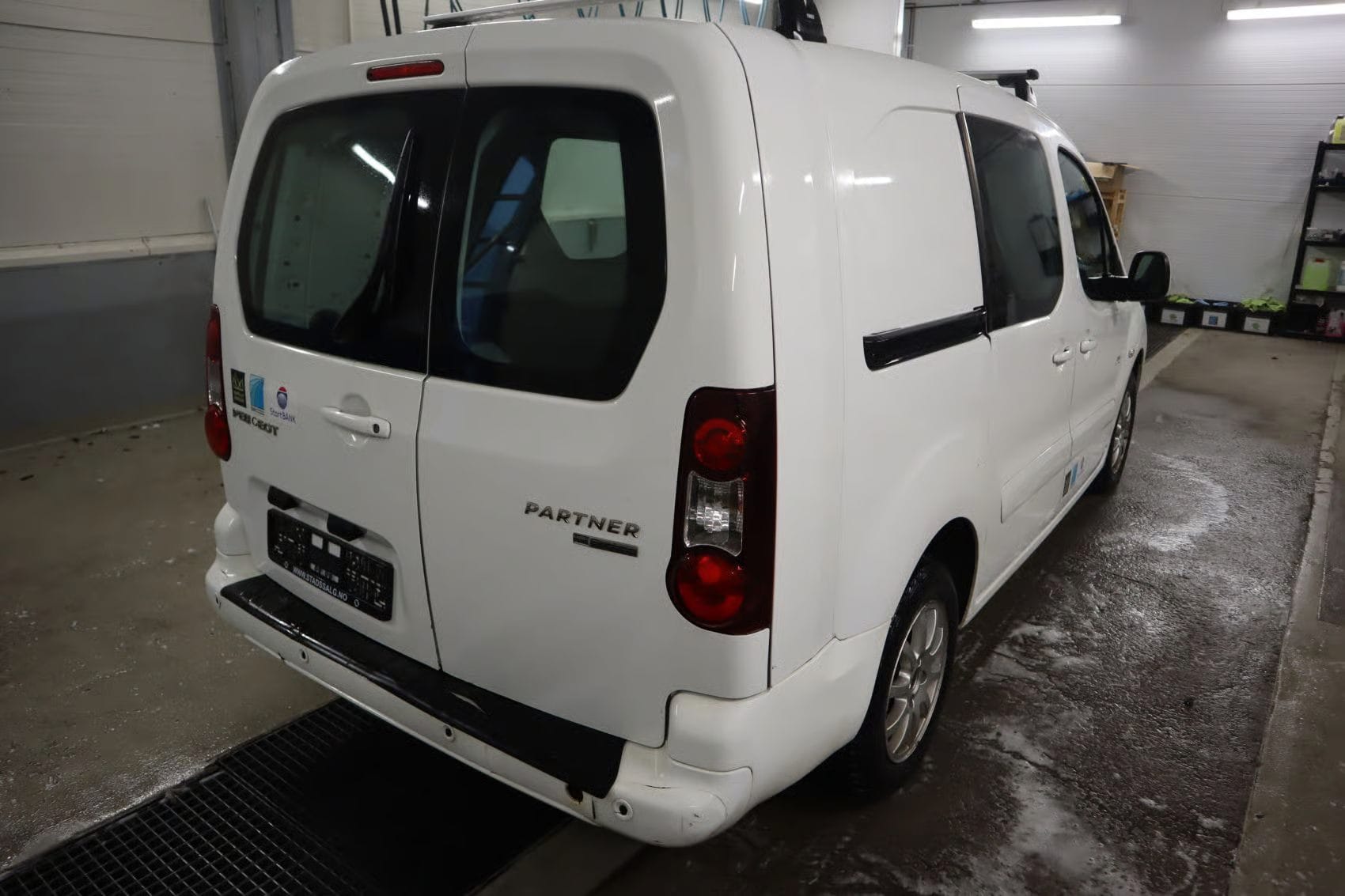 Peugeot Partner Varebil with Snow tires
