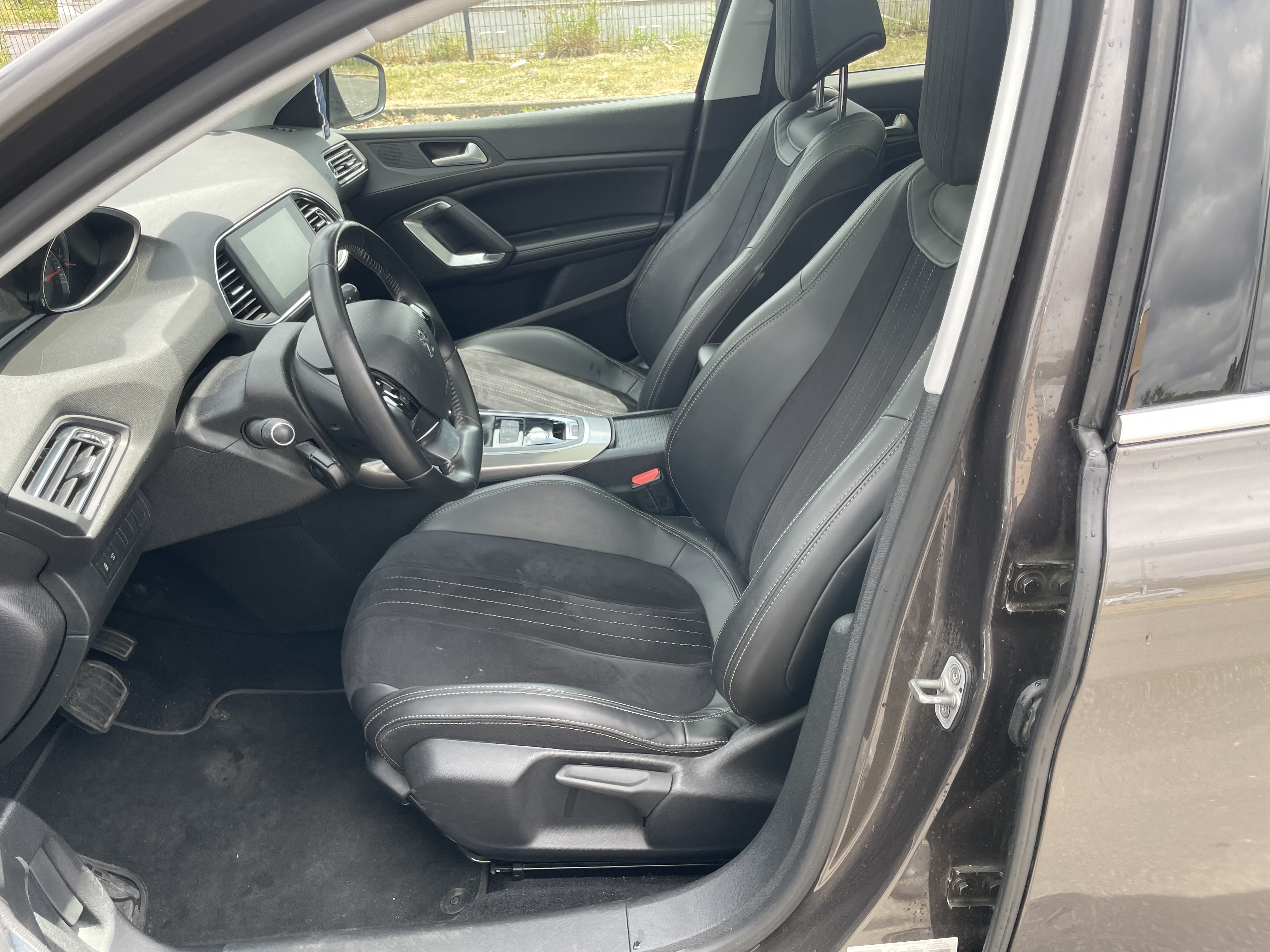 Peugeot 308 130ch EAT6 Féline