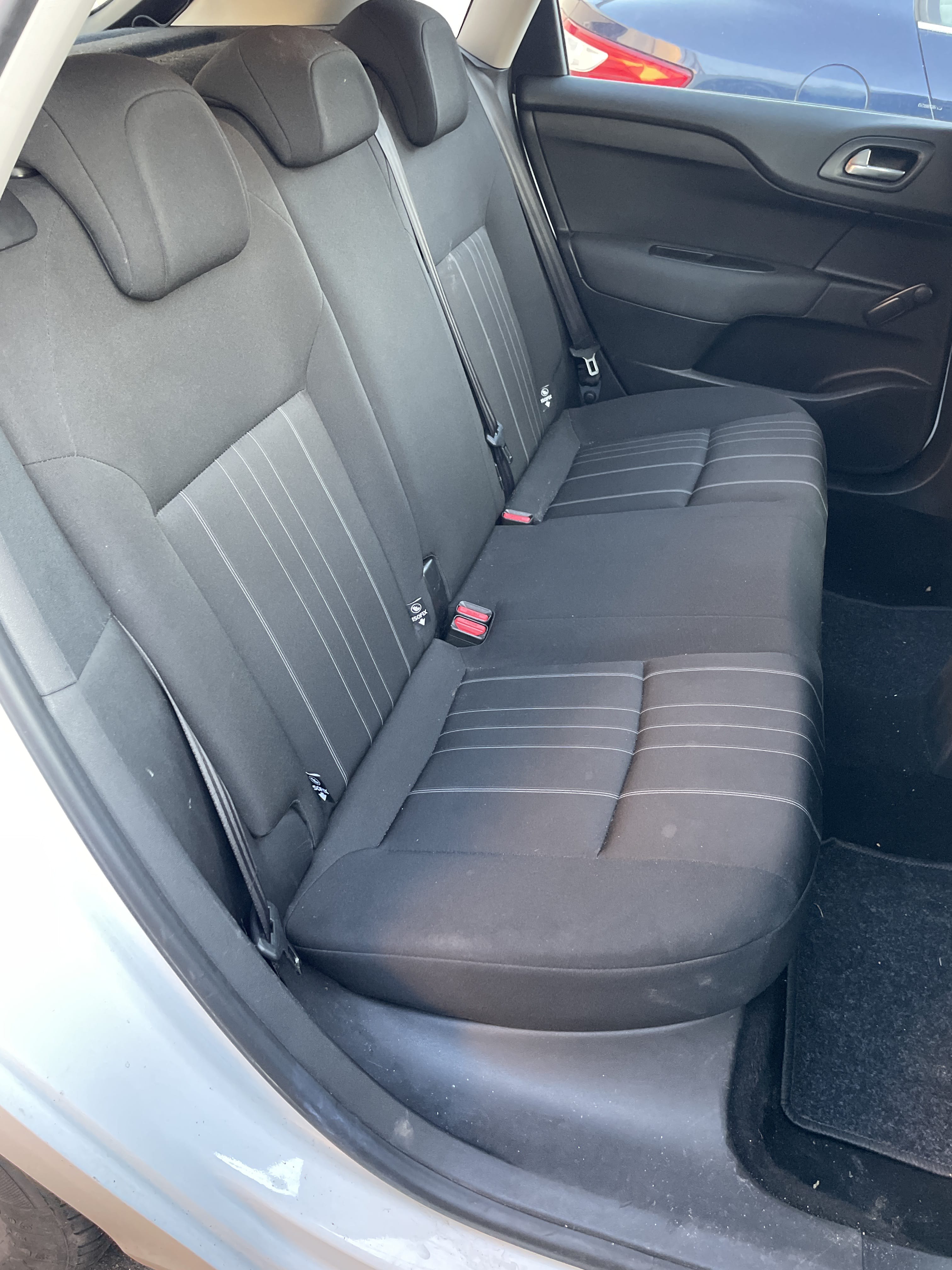 Citroen C4  Confortable berline avec Climatisation