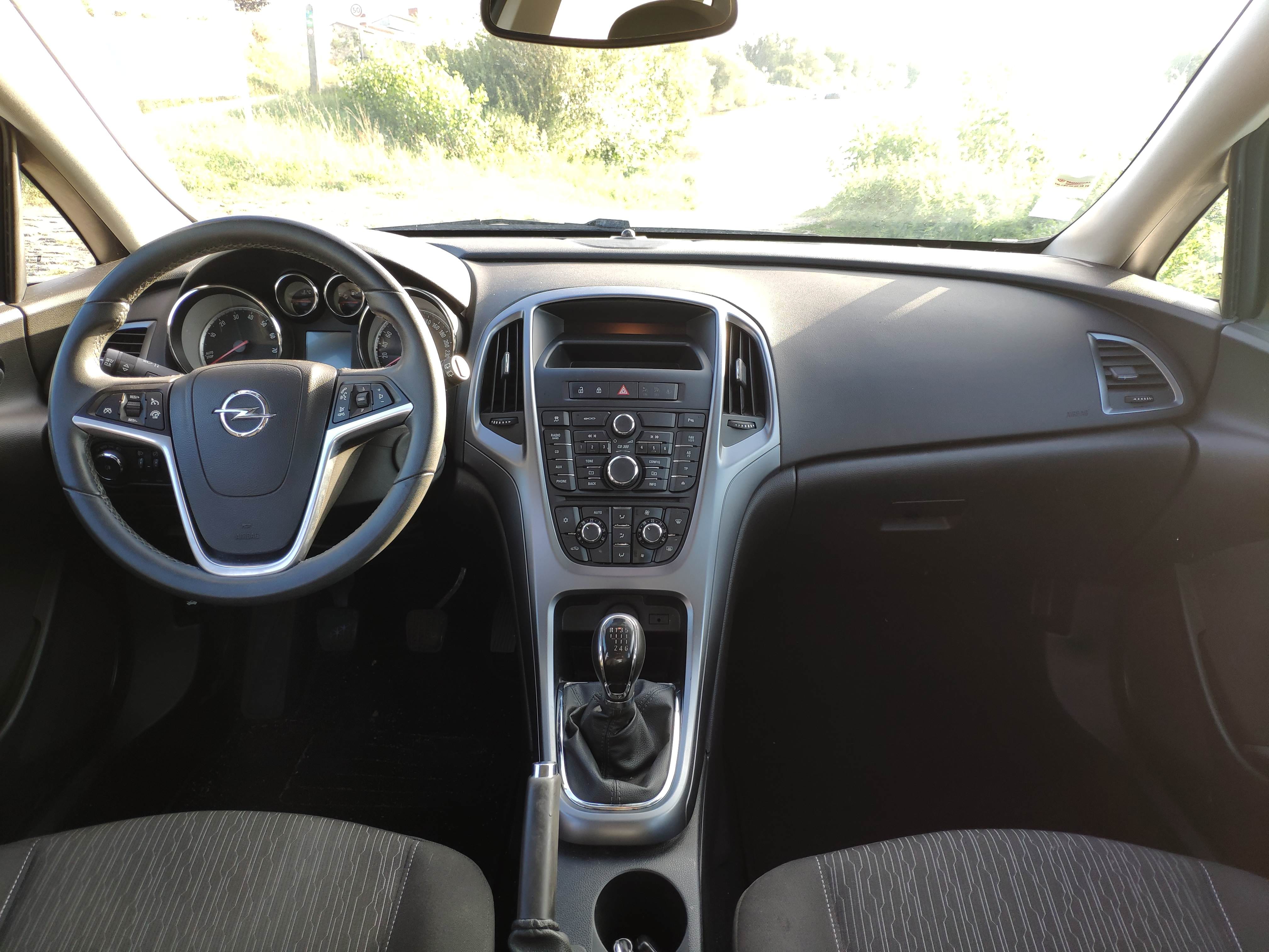 Opel Astra J 1.4L turbo essence avec Audio Bluetooth