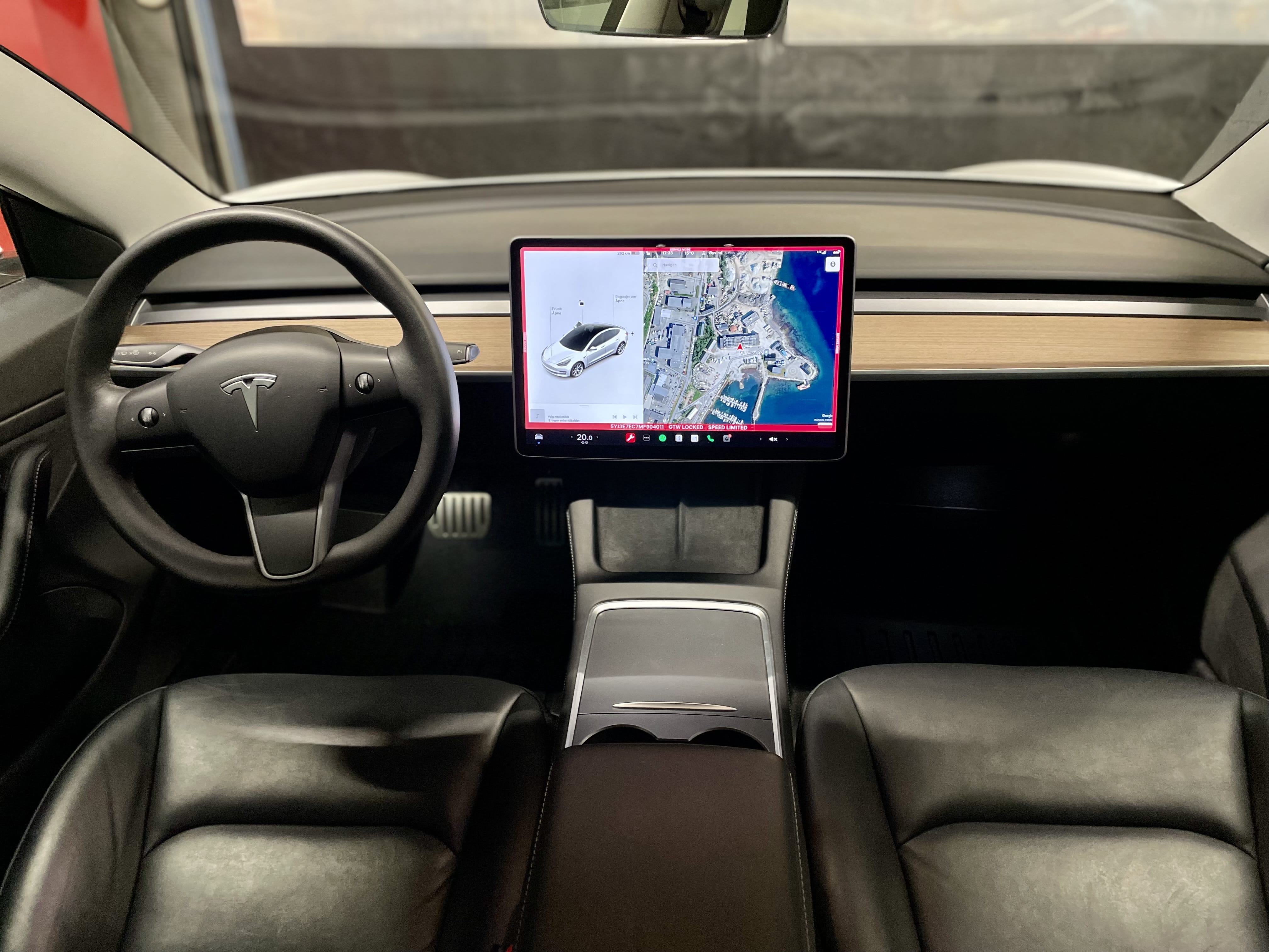 Tesla Model 3 met Cruise control