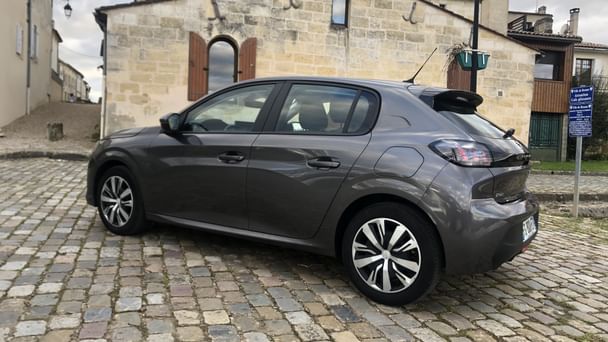 Peugeot 208 Louez la Nouvelle Peugeot 208 – Moderne, Confortable et Connectée ! avec GPS