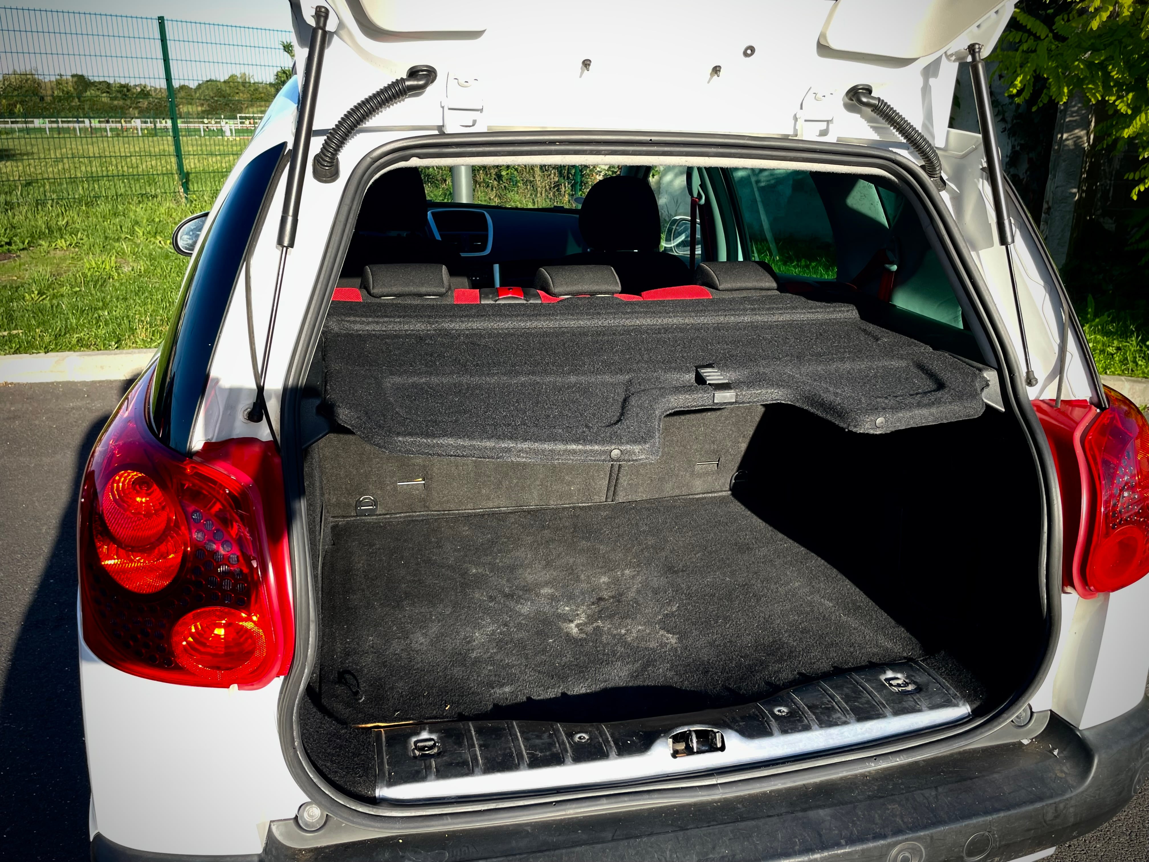 Peugeot 207 SW Break idéal pour 4 et des bagages avec Audio Bluetooth