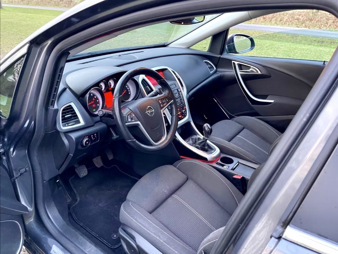 Opel Astra Sports Tourer mit Kindersitz
