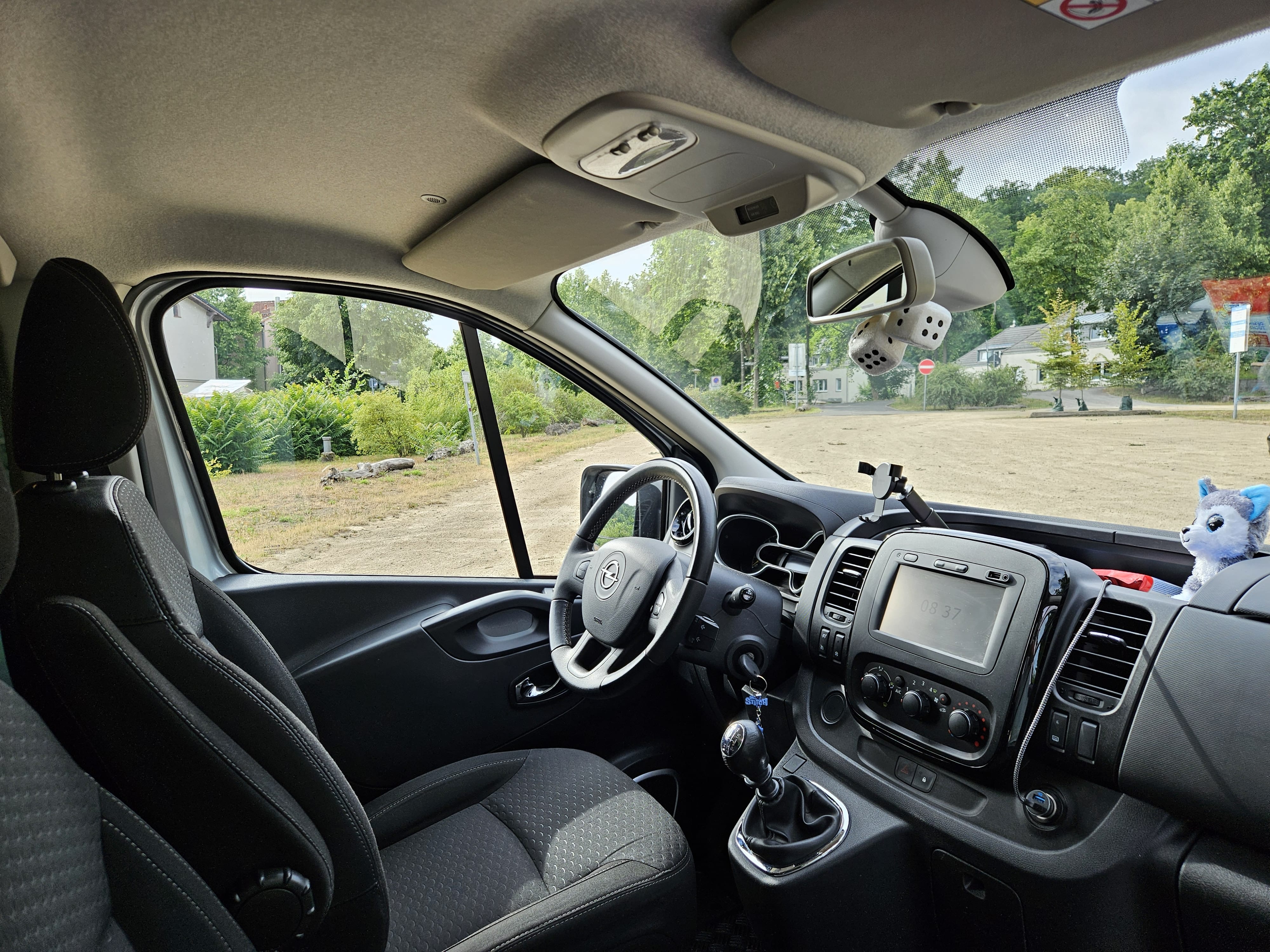 Opel Vivaro mit Navigationsgerät