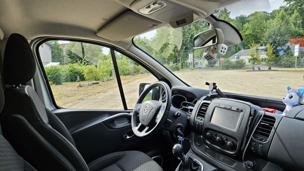 Opel Vivaro mit Navigationsgerät