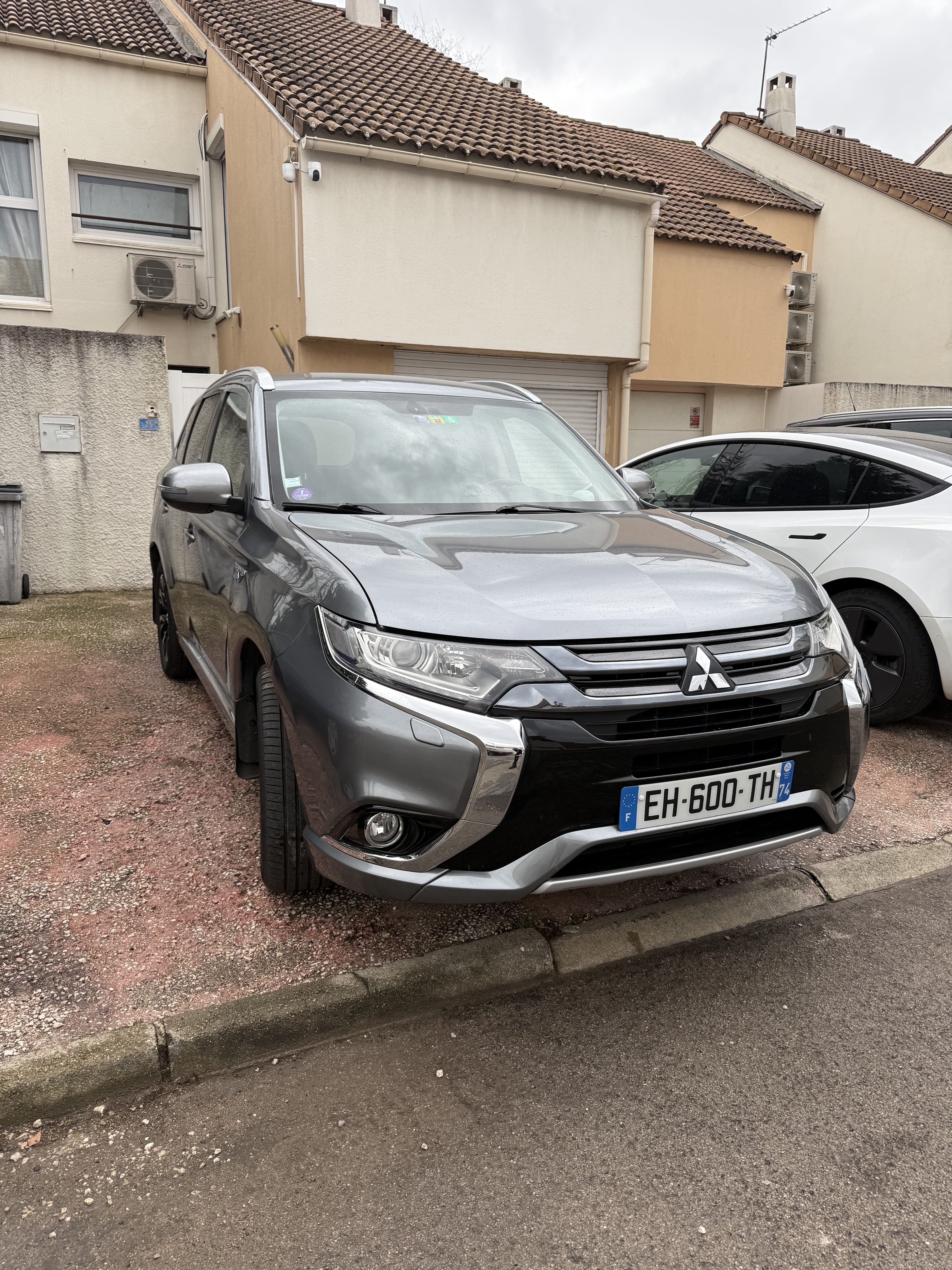 Mitsubishi Outlander, 2016, Essence 95 / Électrique (hybride), automatique