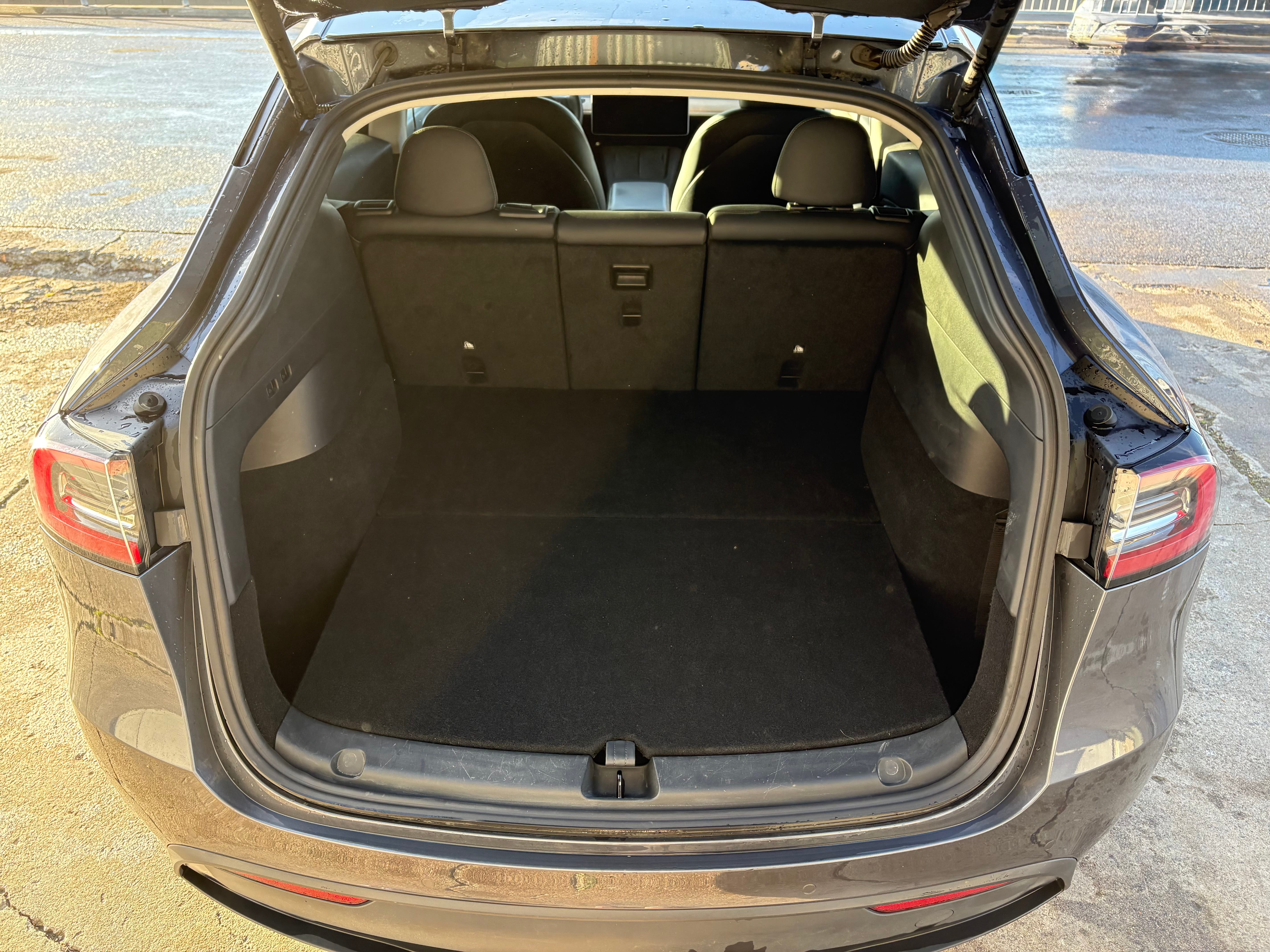 Tesla Model Y  - Bilen som passer til det meste mit Dashcam