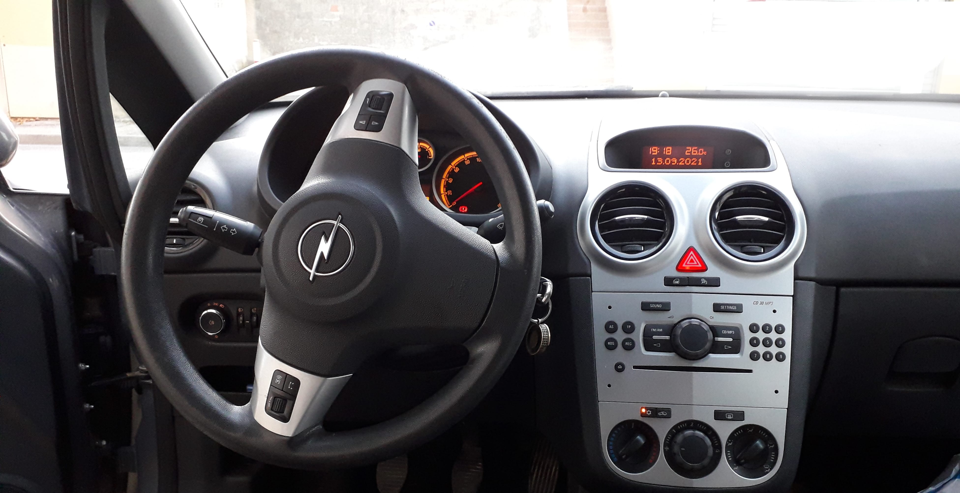 Opel Corsa avec Autoradio