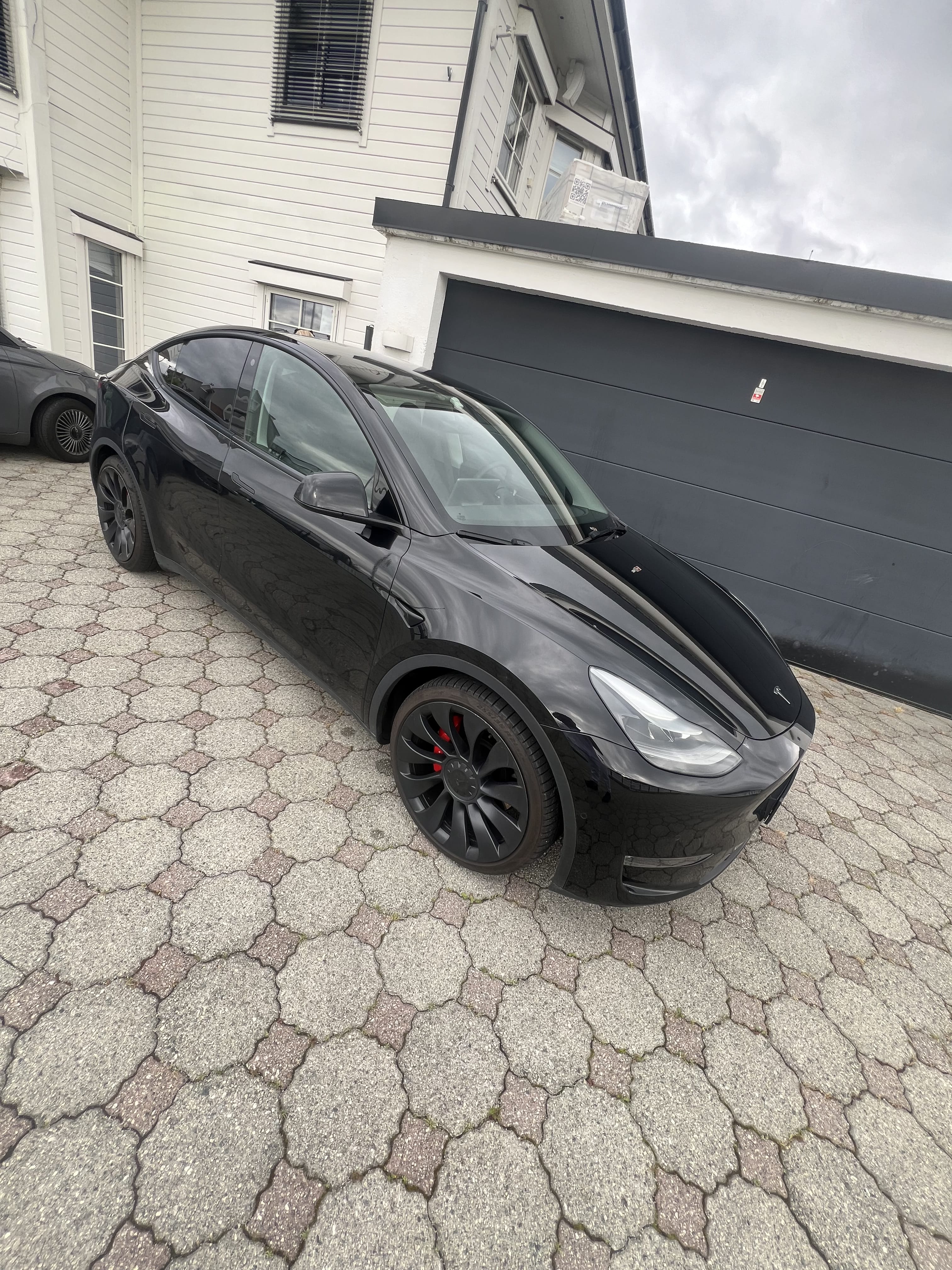 Tesla Model Y Performance med Aircondition