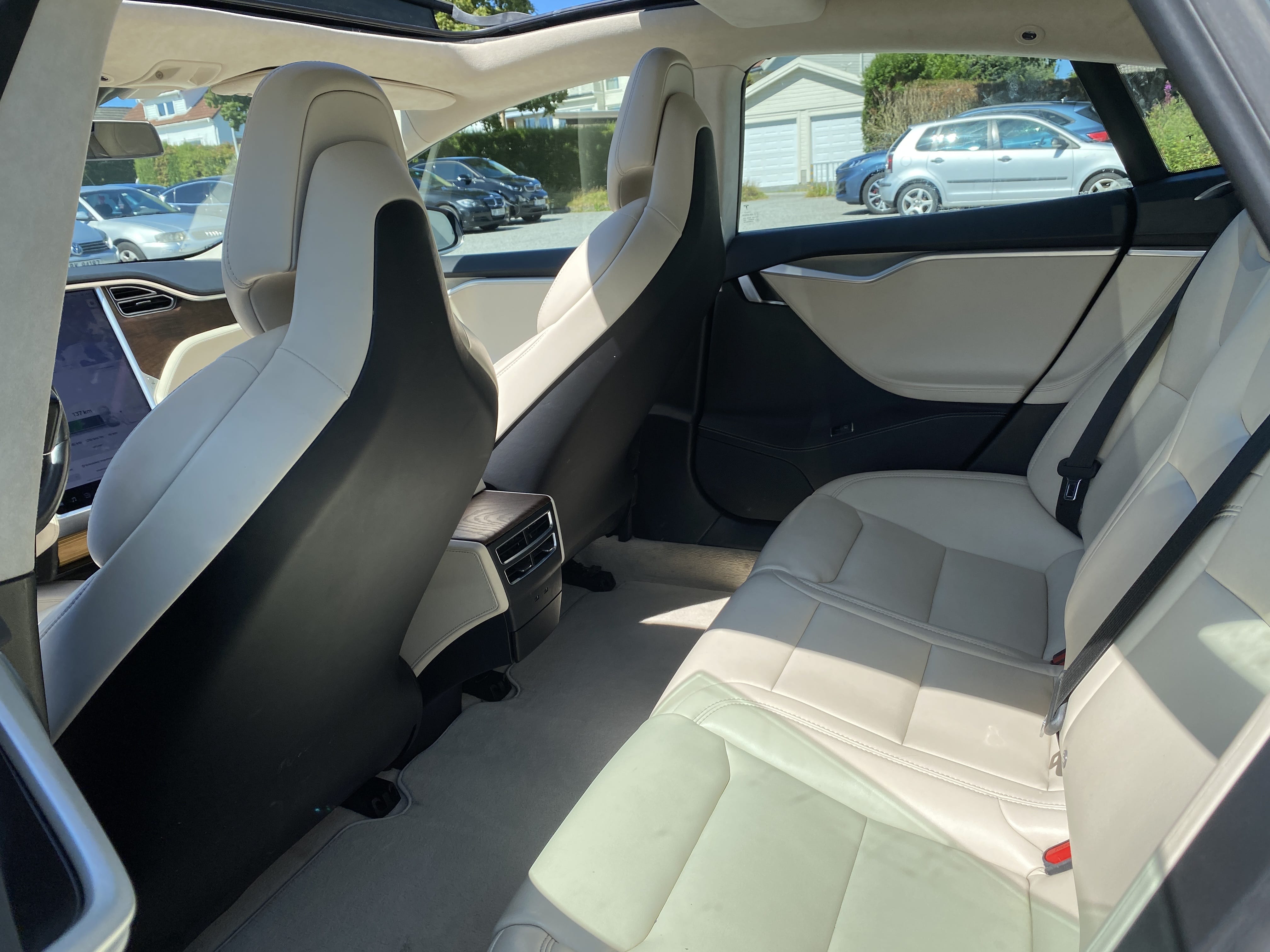 Tesla Model S 75D med Bluetooth audio