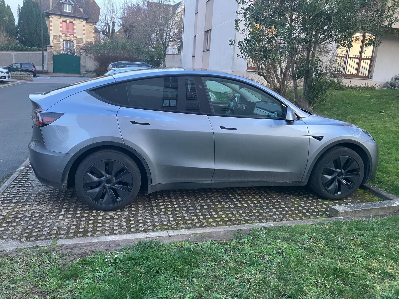 Tesla Model Y Standard Range avec Audio Bluetooth