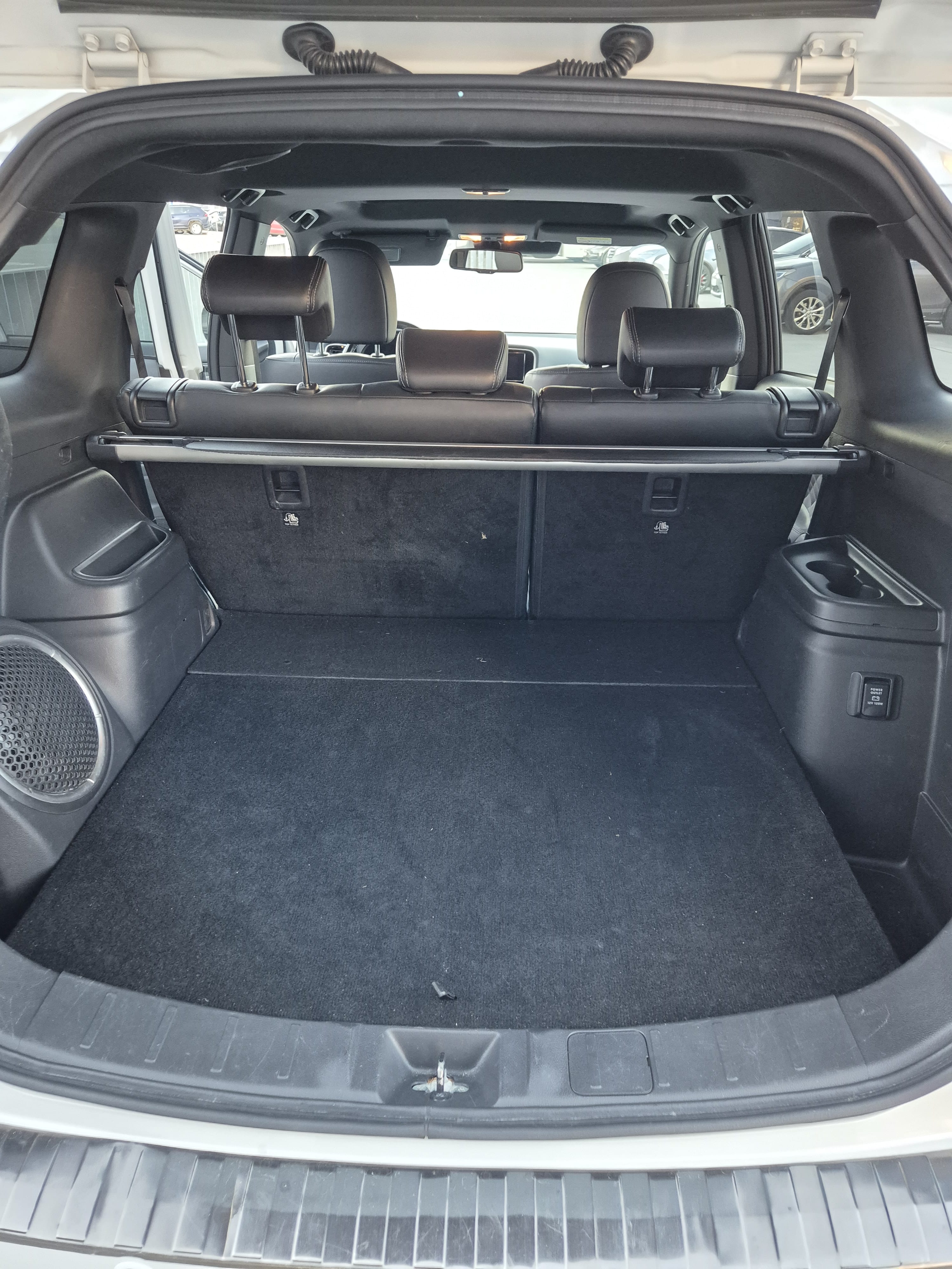 Mitsubishi Outlander Hybrid 2.4L 4x4, Free reserved city parking met Audio- / iPod-ingang