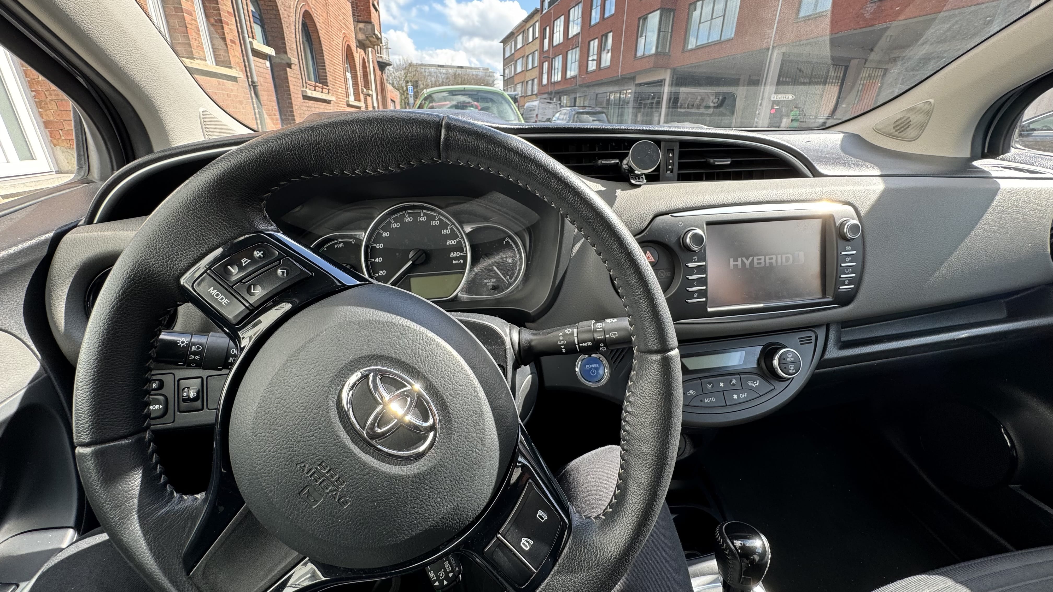 Toyota Yaris Hybride très économique en essence. Carte riverain evere avec Audio Bluetooth