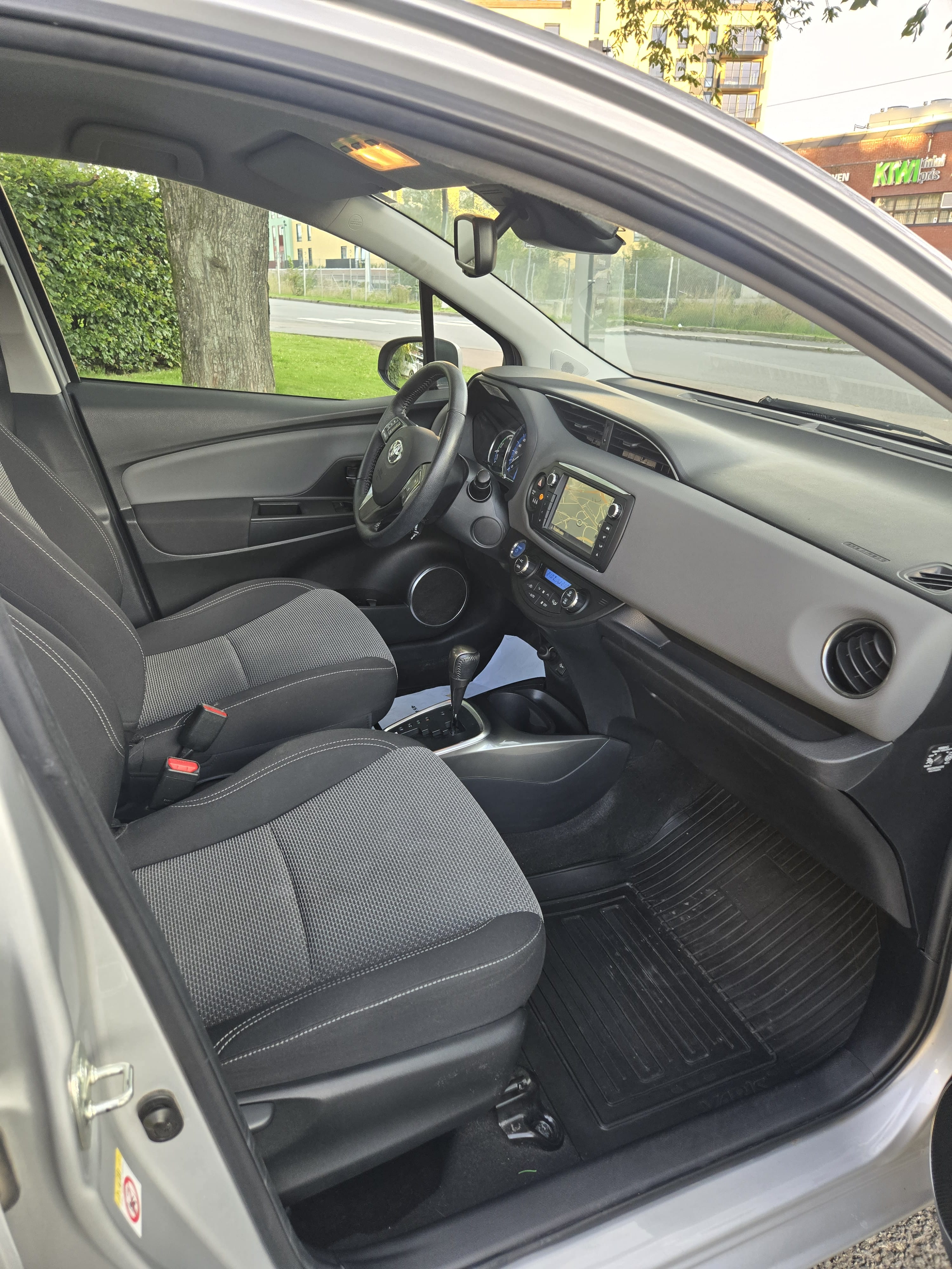 Toyota Yaris Hybrid 1,5 Bensin, Automat inkl. BEBOERKORT SONE parkering med Bluetooth audio