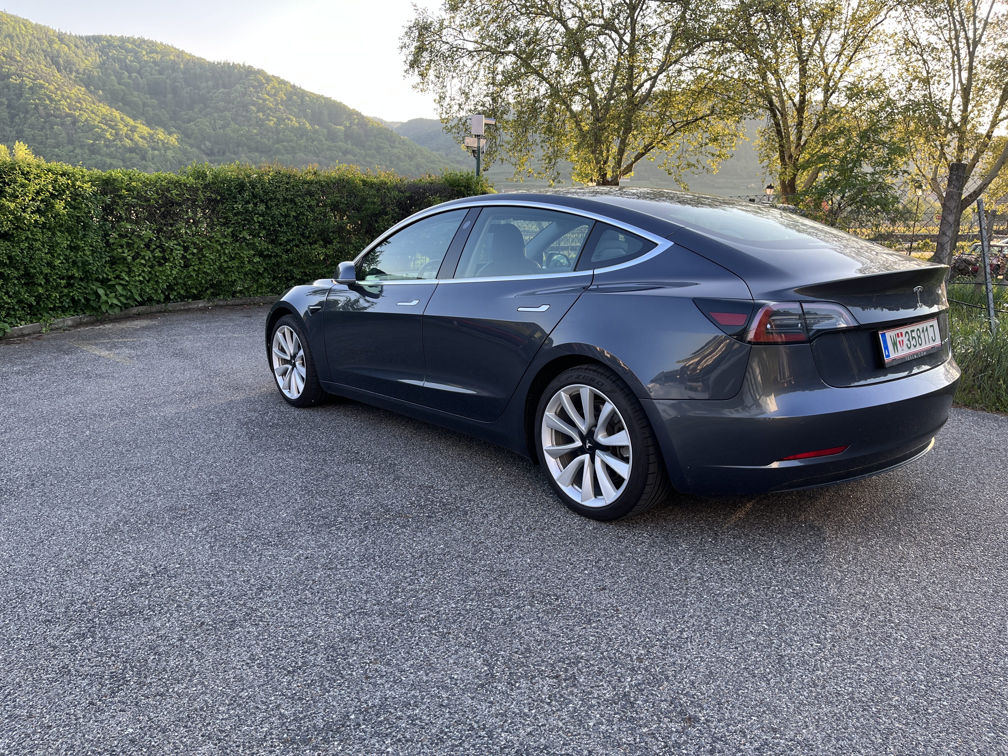 Tesla Model 3 Longe Range mit Navigationsgerät