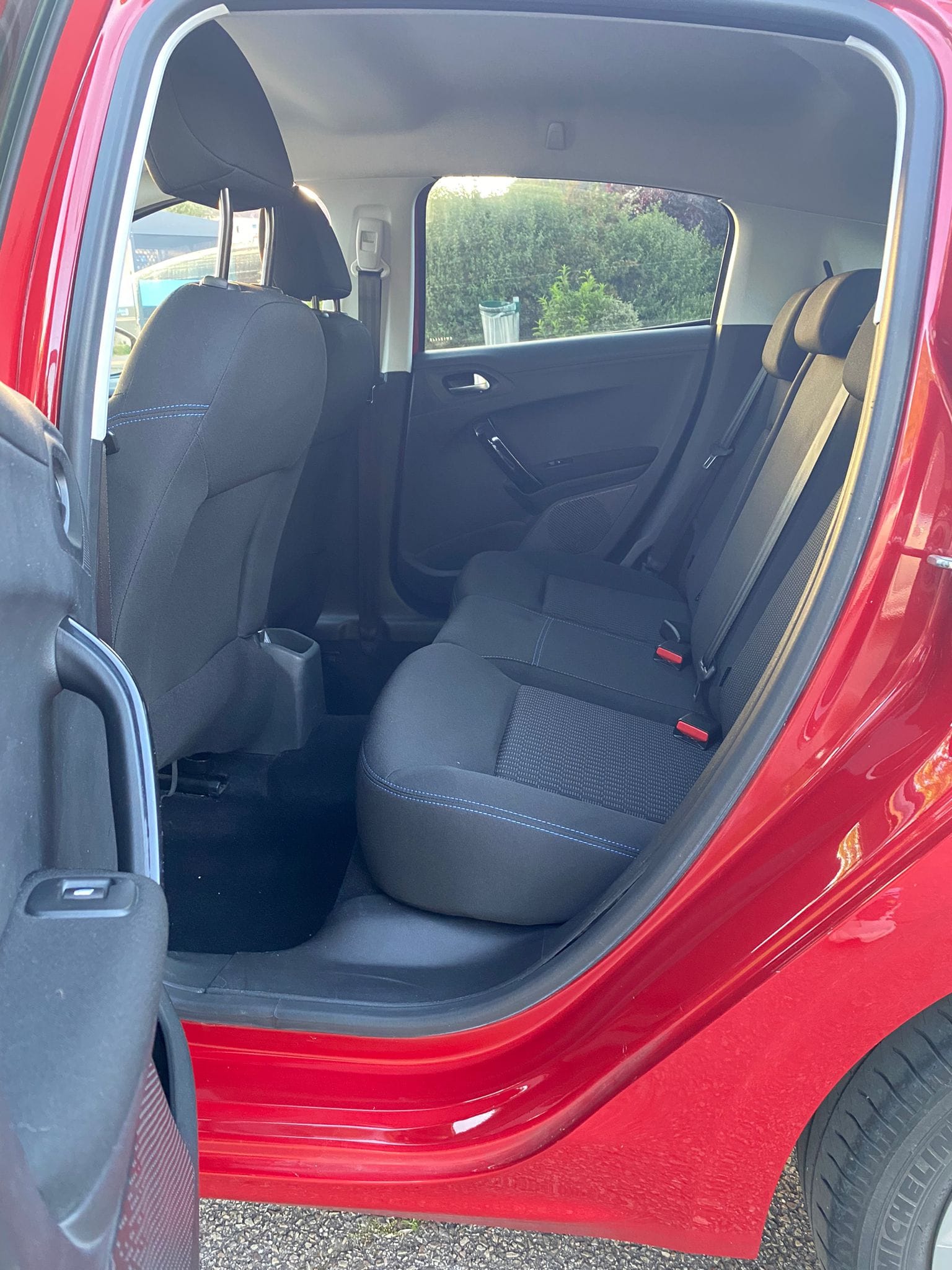 Peugeot 208 avec Siège bébé