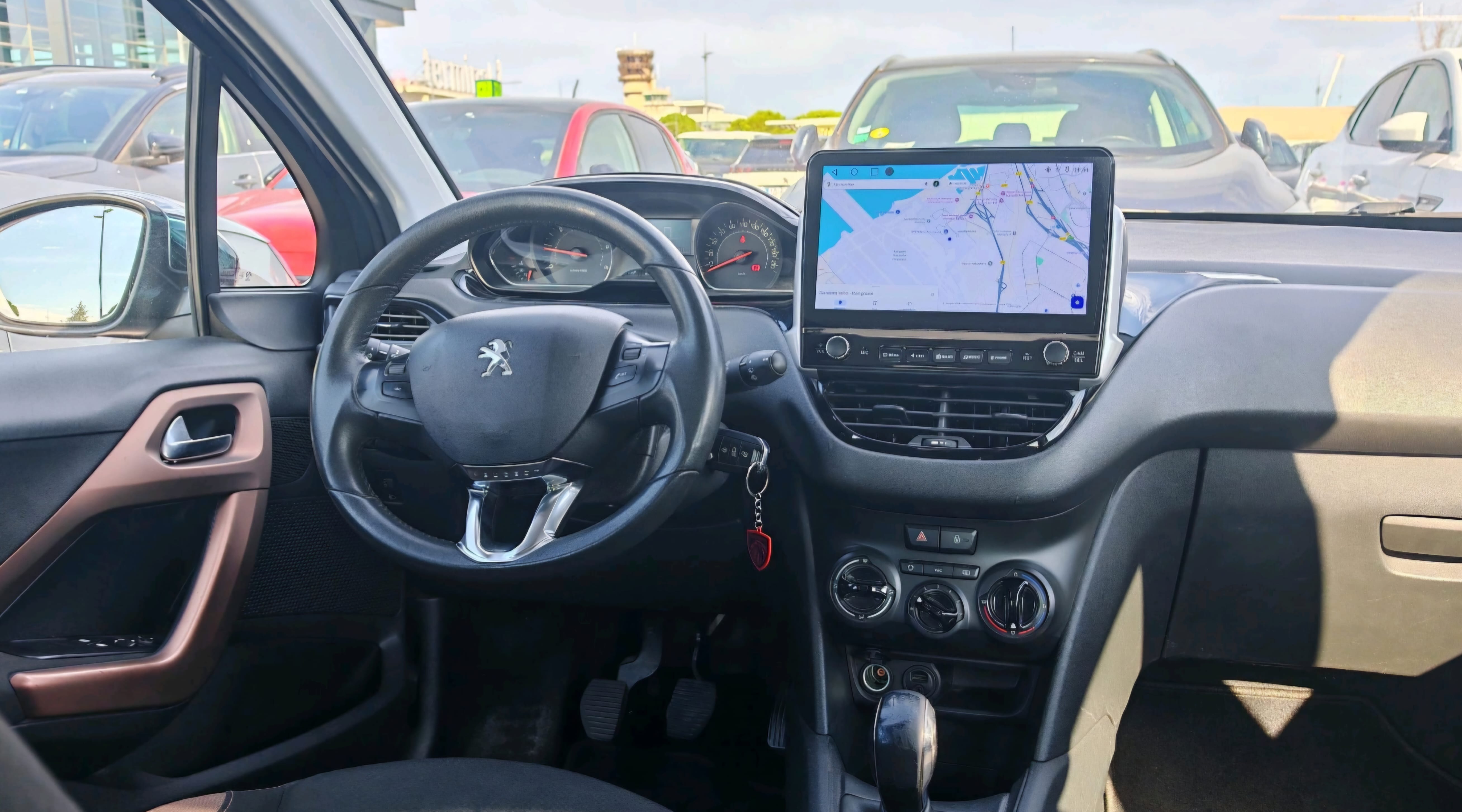 Peugeot 208 Aéroport de Marseille avec Audio Bluetooth