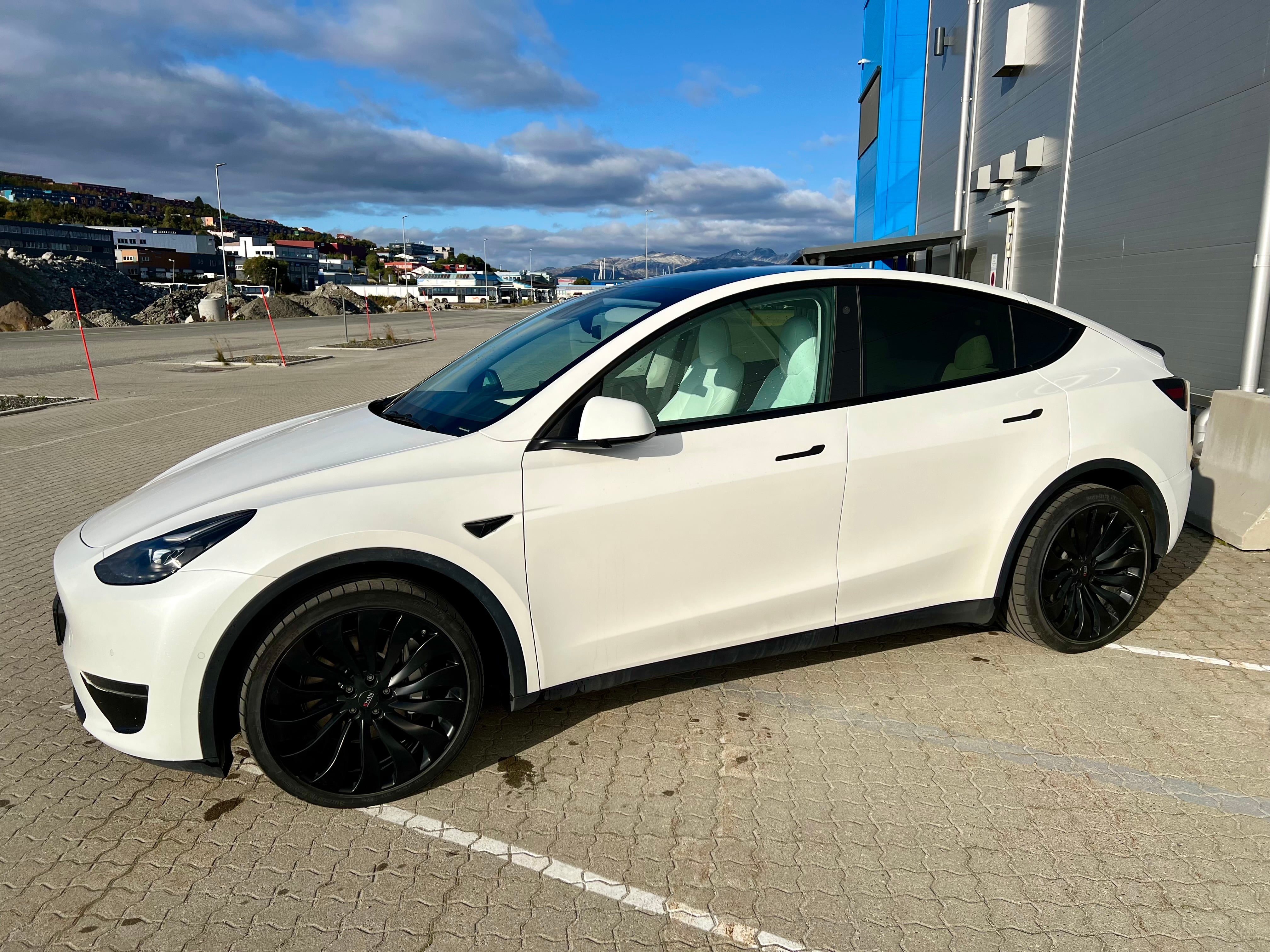 Tesla Model Y Long Range 600hp 4x4 med Aircondition